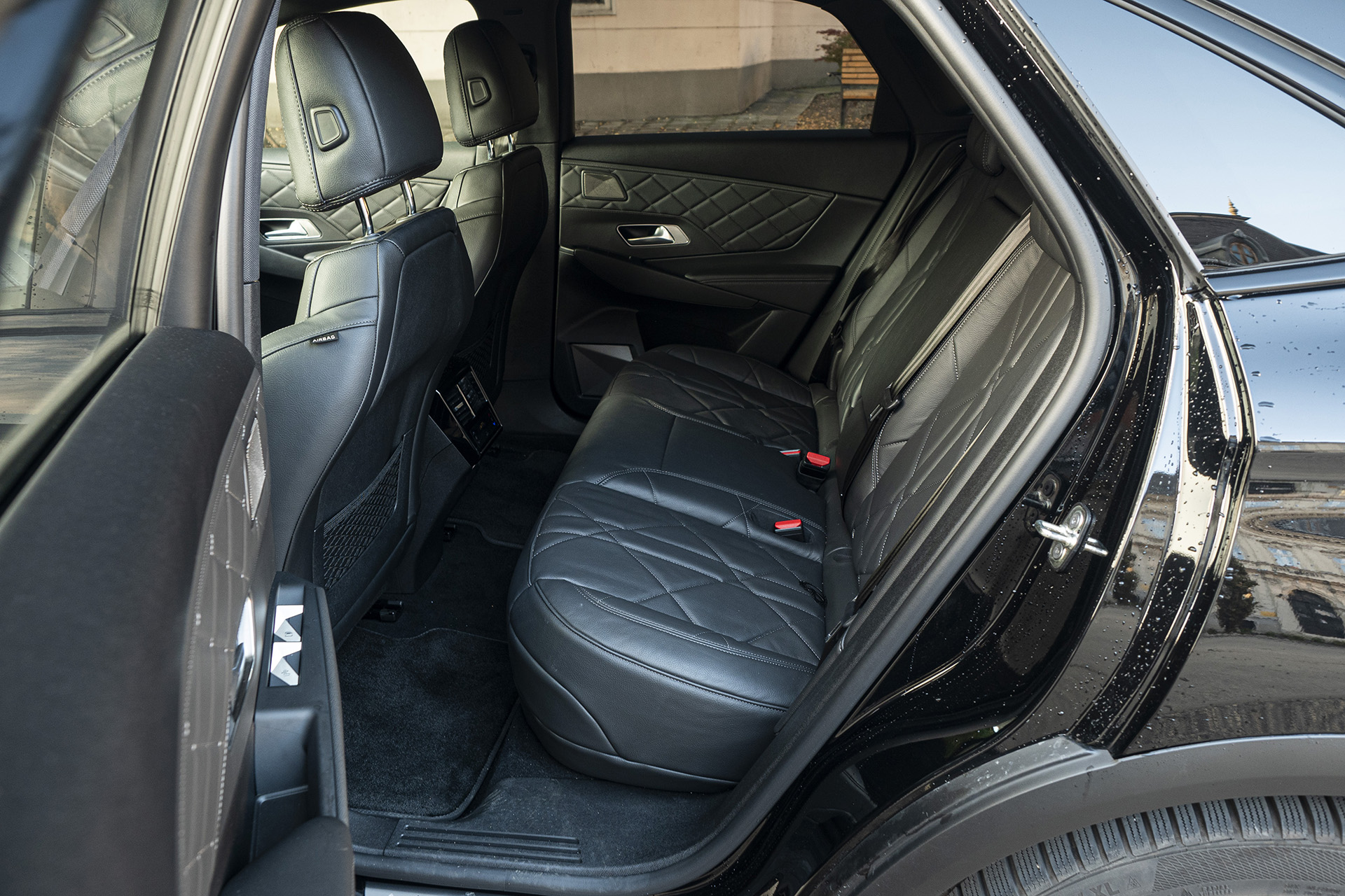 DS7 Crossback Black Edition: Šou pokračuje