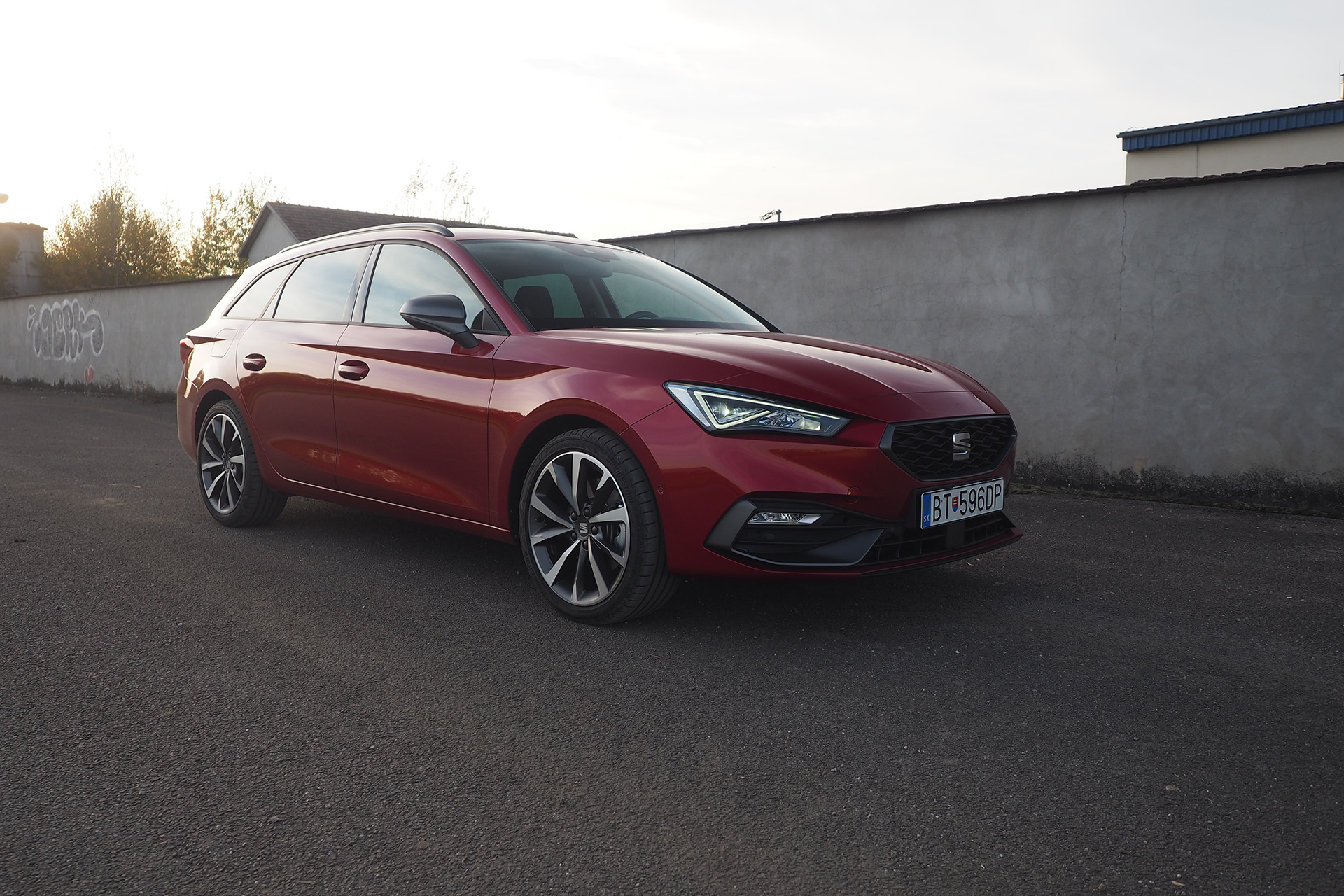 SEAT Leon Sportstourer s dvojlitrovým turbobenzínom je auto na väčšinu príležitostí