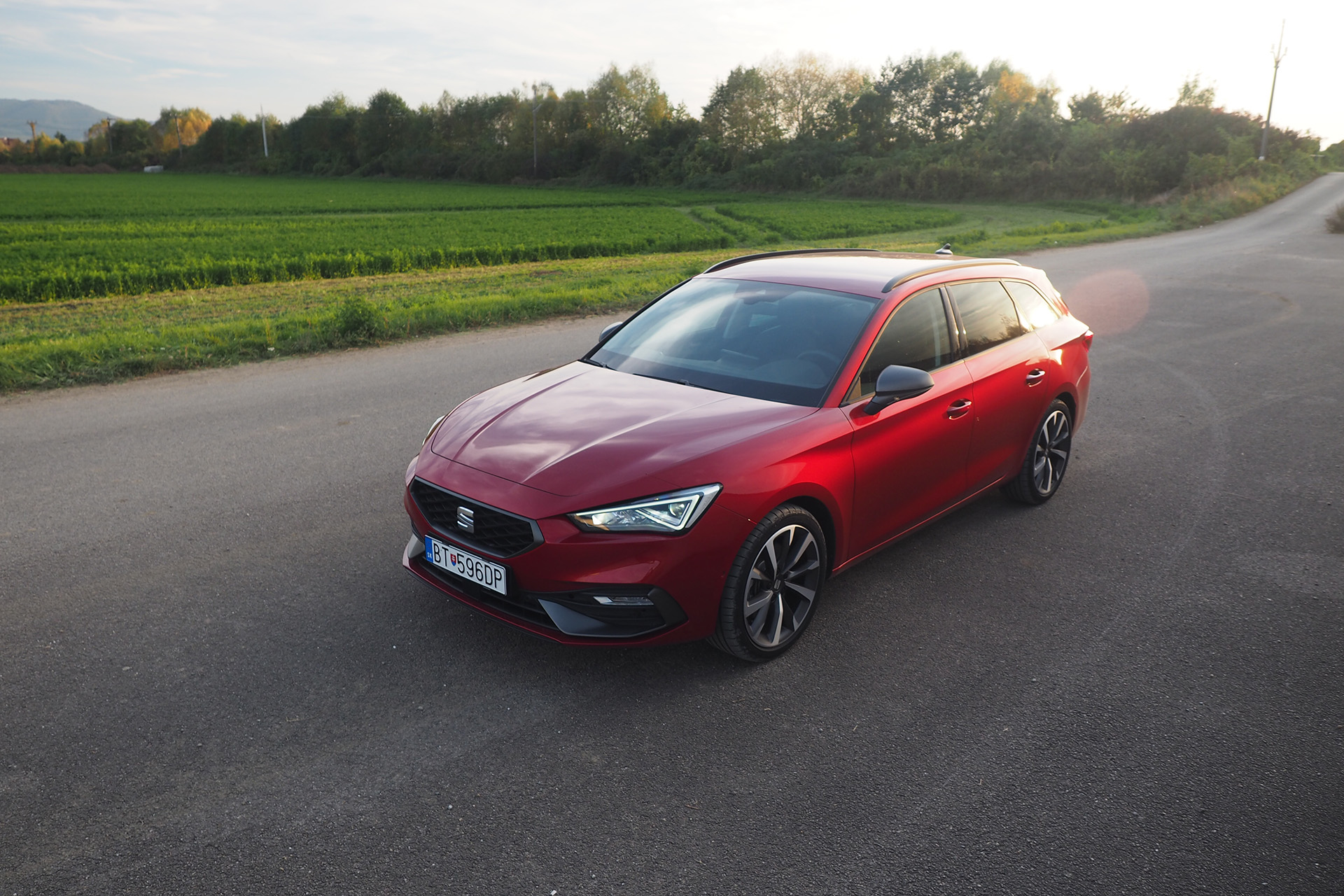 SEAT Leon Sportstourer s dvojlitrovým turbobenzínom je auto na väčšinu príležitostí