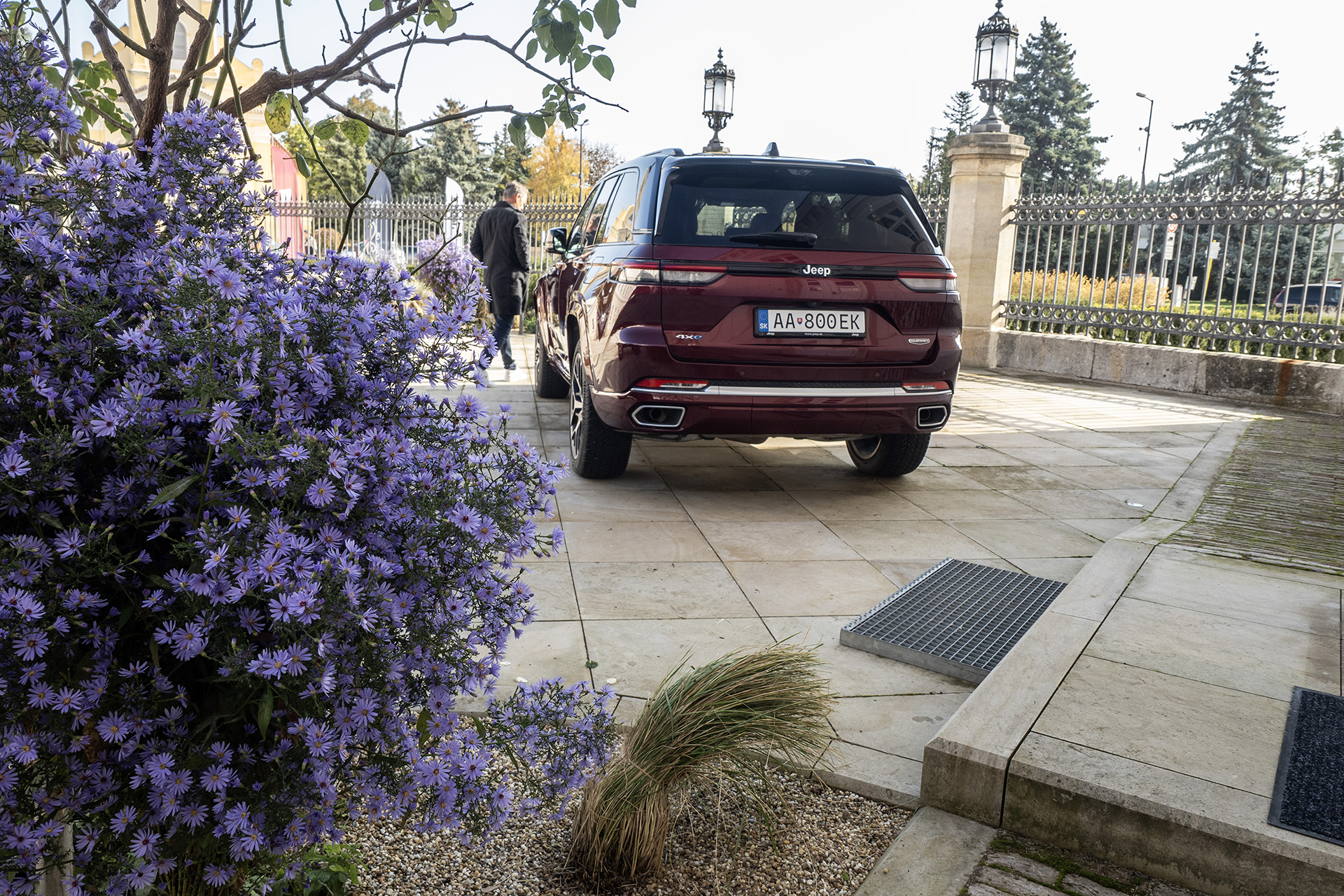 Jeep Grand Cherokee prichádza späť ako luxusný hybridný krížnik