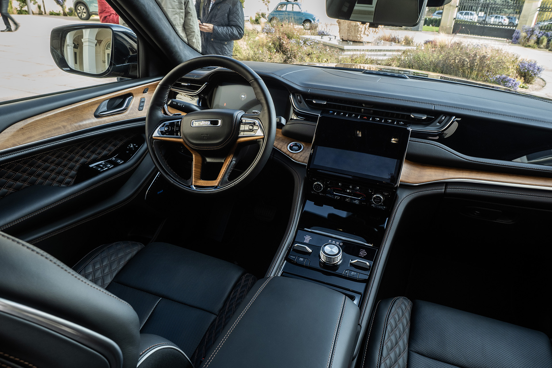 Jeep Grand Cherokee prichádza späť ako luxusný hybridný krížnik