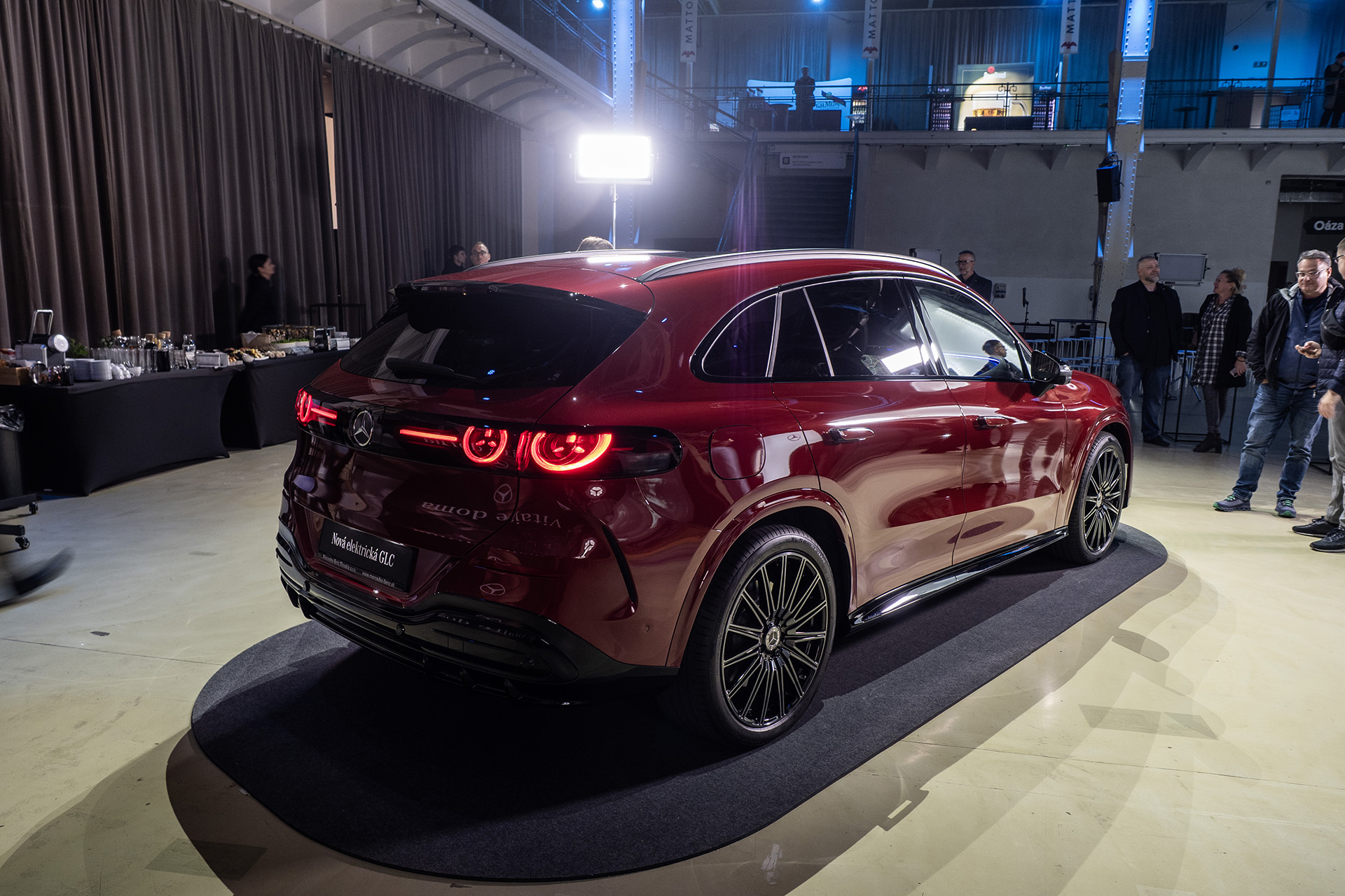 Pozreli sme si nový elektrický Mercedes-Benz GLC. Dáva zbohom špeciálnym názvom a láka na cenu