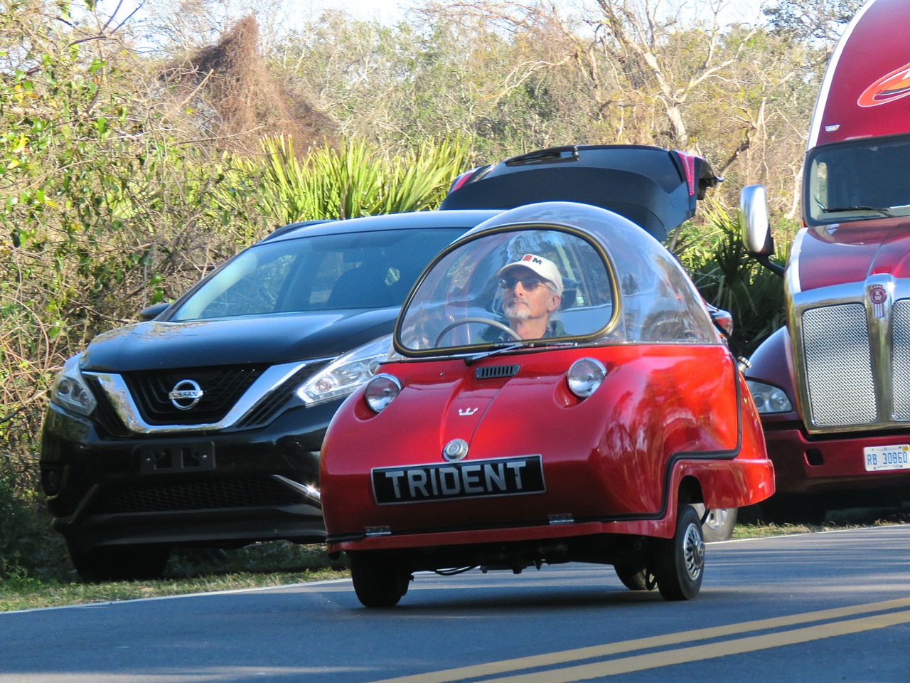 Peel Trident - najmenší 2-miestny automobil ponúka 360-stupňový výhľad z auta. 