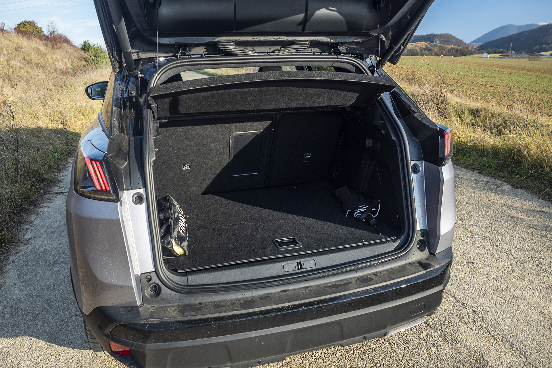 Peugeot 3008 Hybrid4: Koľko prejde na nabitie a koľko sa nabíja?