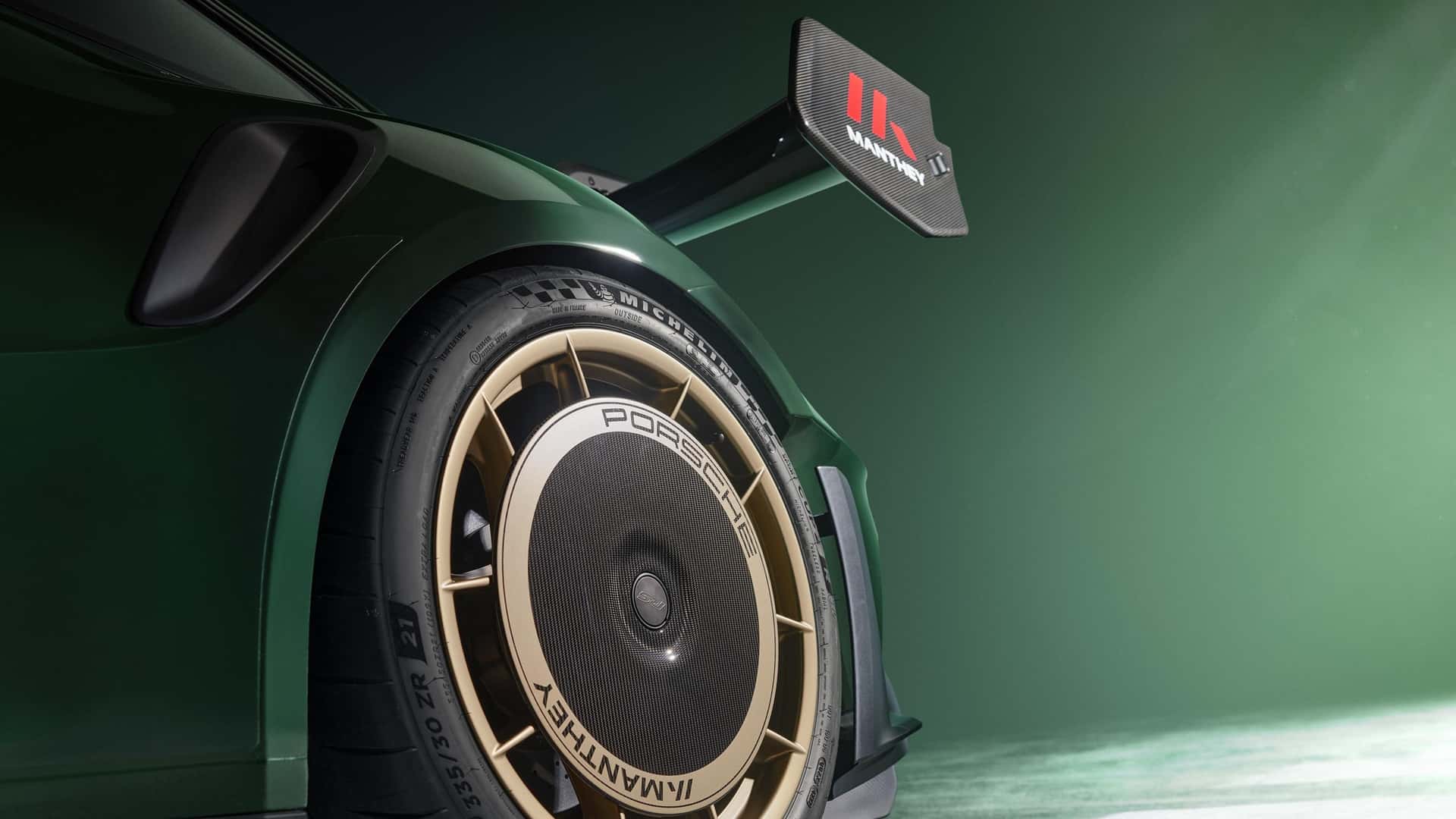 Porsche 911 GT3 RS Manthey má na zadnom skle plutvu ako žralok