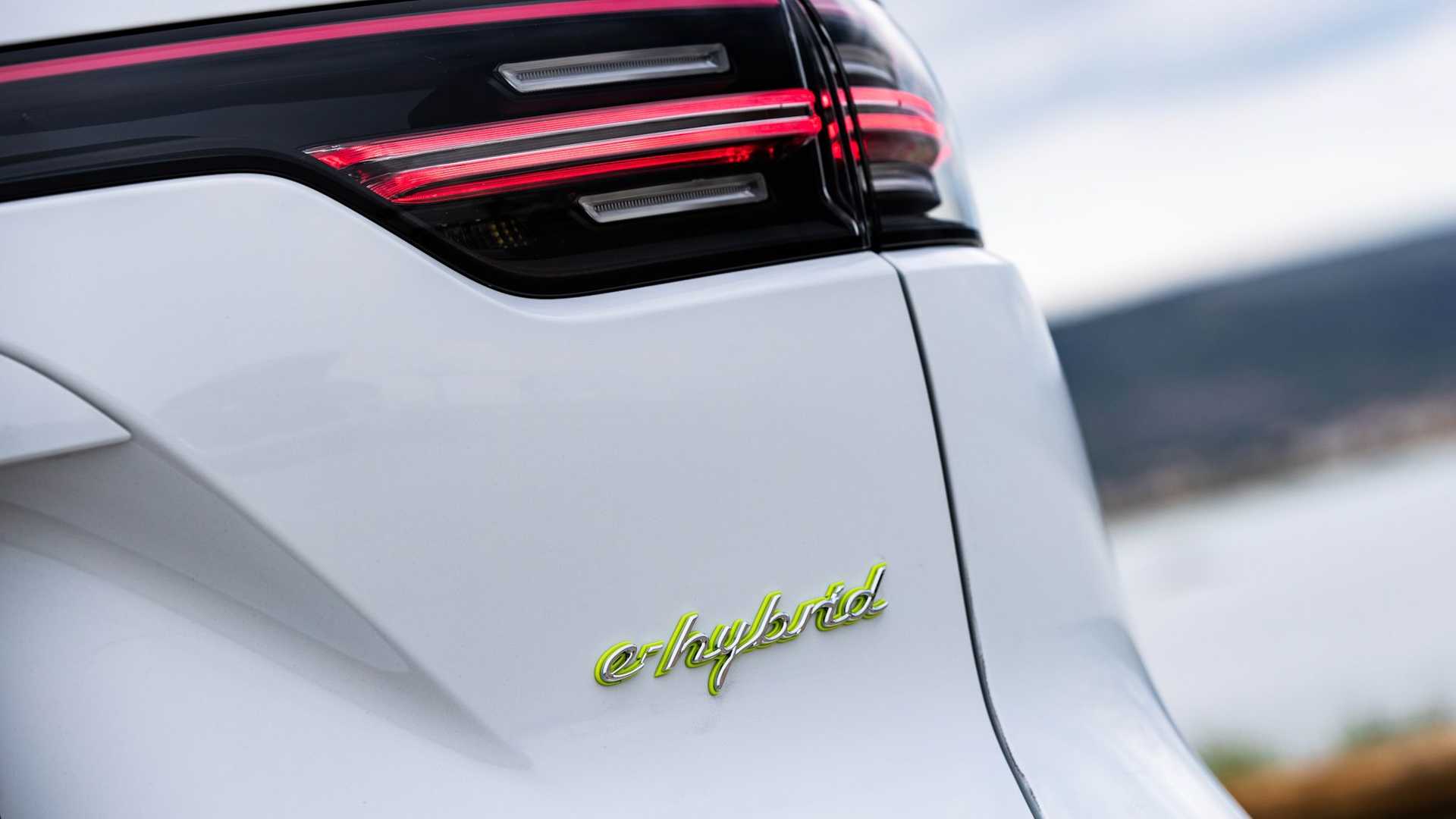 Porsche Cayenne e-Hybrid dostane väčšie baterky, predĺžia elektrický dojazd