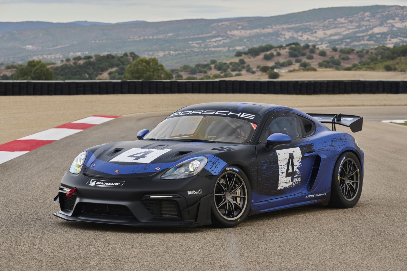 Ukradnutý kamión prevážal vzácne exempláre Porsche 718 Cayman GT4 RS Clubsport.