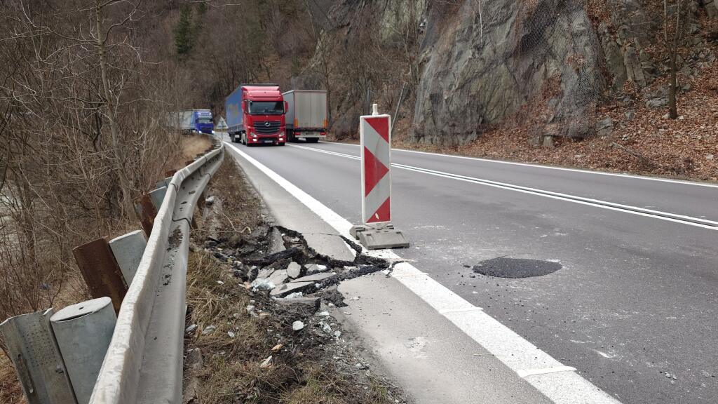 Poškodená vozovka po páde skál na ceste I/18 v katastrálnom území Strečna v stredu 7. februára 2024. K popadaniu skál došlo pod Strečnom v smere zo Žiliny do Martina. V tomto úseku sa často tvoria rozsiahle kolóny. 