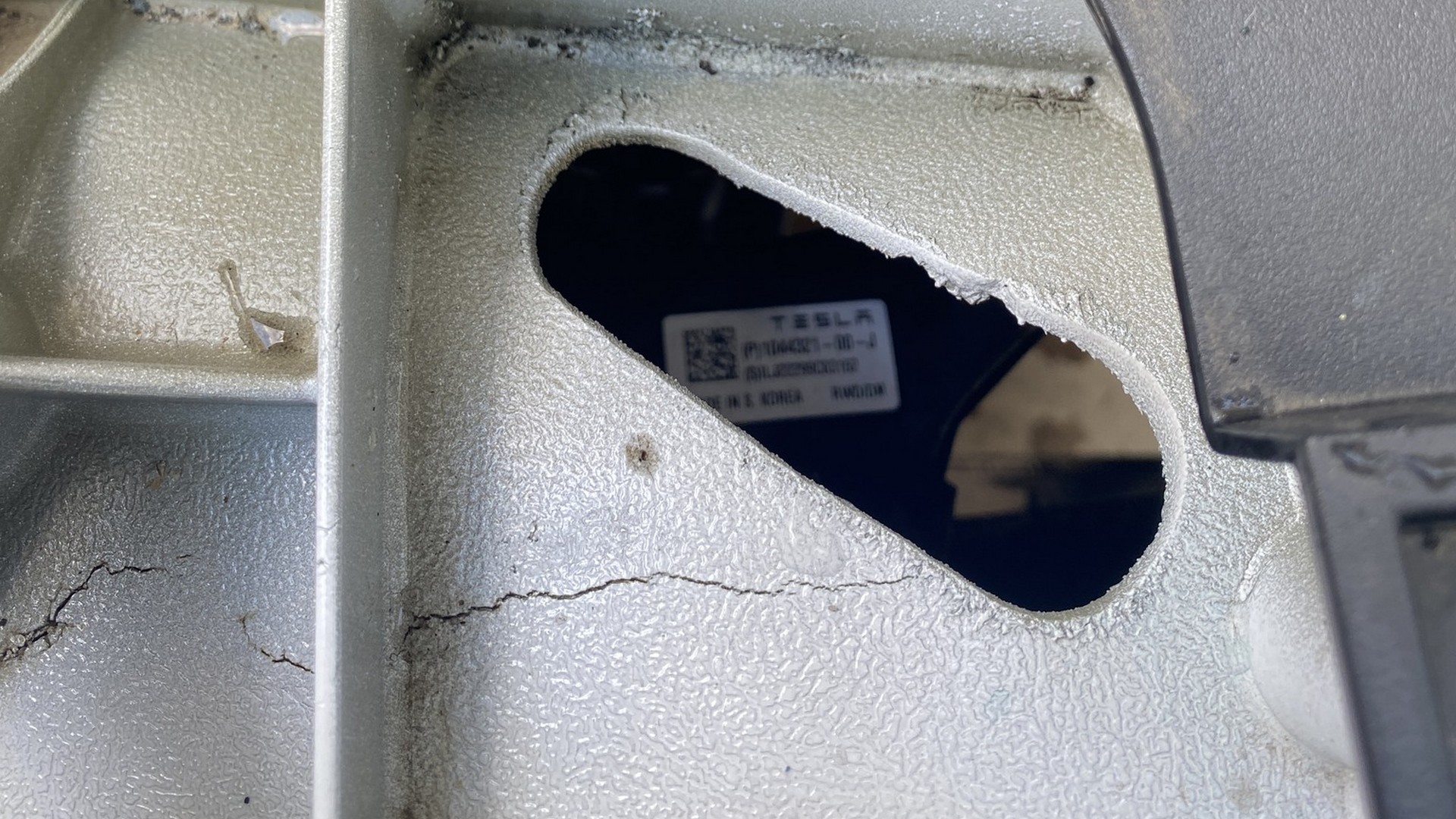 Tesla dodala auto s praksnutým rámom, podľa nej je to v poriadku!