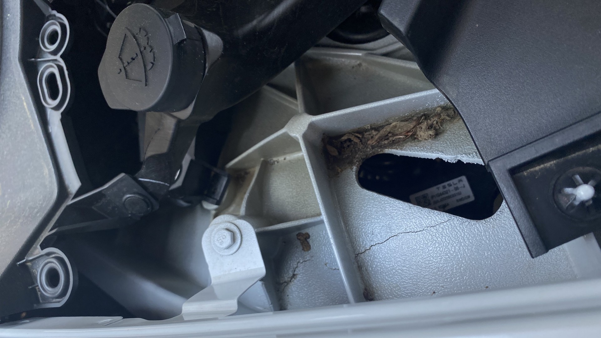 Tesla dodala auto s praksnutým rámom, podľa nej je to v poriadku!