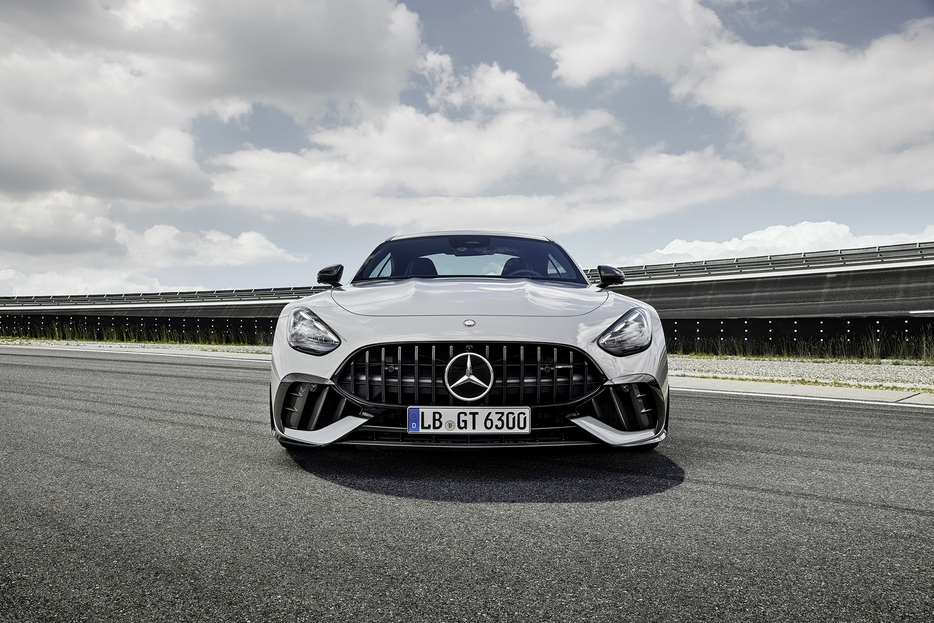 Najbrutálnejší Mercedes-AMG GT63 Pro nepotrebuje hybrid, má extrémny osemvalec