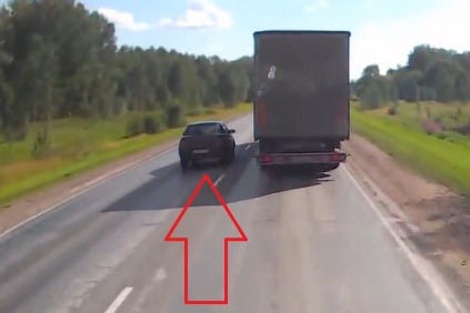 Zákaz predbiehania pre kamióny. Je opodstatnený? Aj osobné automobily pri predbiehaní riskujú. 