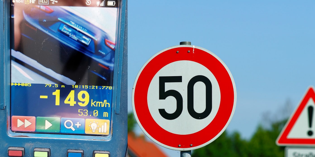 Šialený prípad zo Zlatých Moraviec. Vodič Maserati za jazdu pri rýchlosti 149 km/h zaplatí pokutu 798 €! Za extrémne prekročenie na úseku s povolenou 50-tkou dostane pokutu napriek tomu, že ho policajti nezastavili! 
