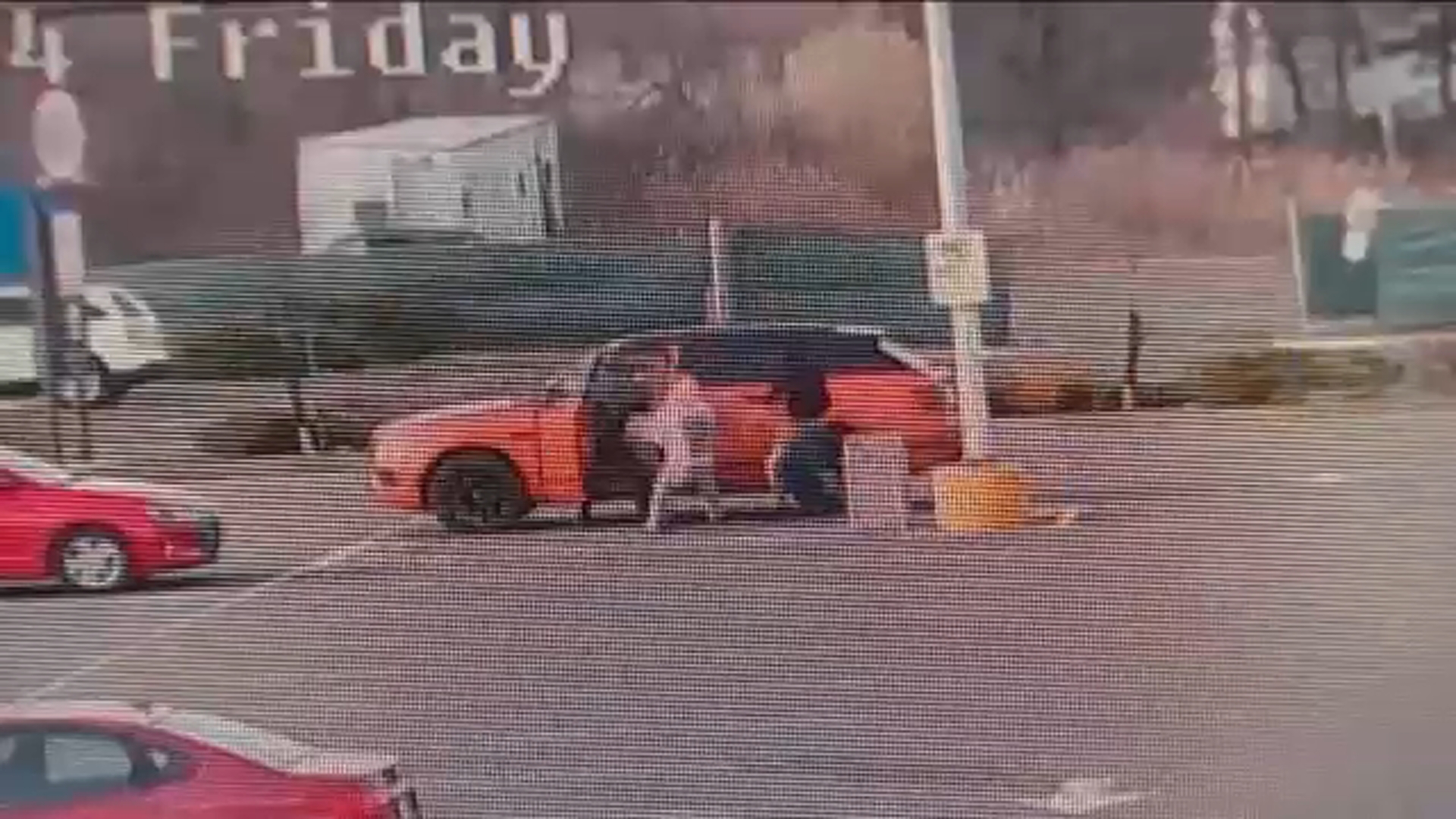 Vodičovi sa podarilo zahnať troch potenciálnych útočníkov, ktorí sa pokúšali ukradnúť jeho luxusné SUV na parkovisku pri obchode s potravinami v New Jersey.