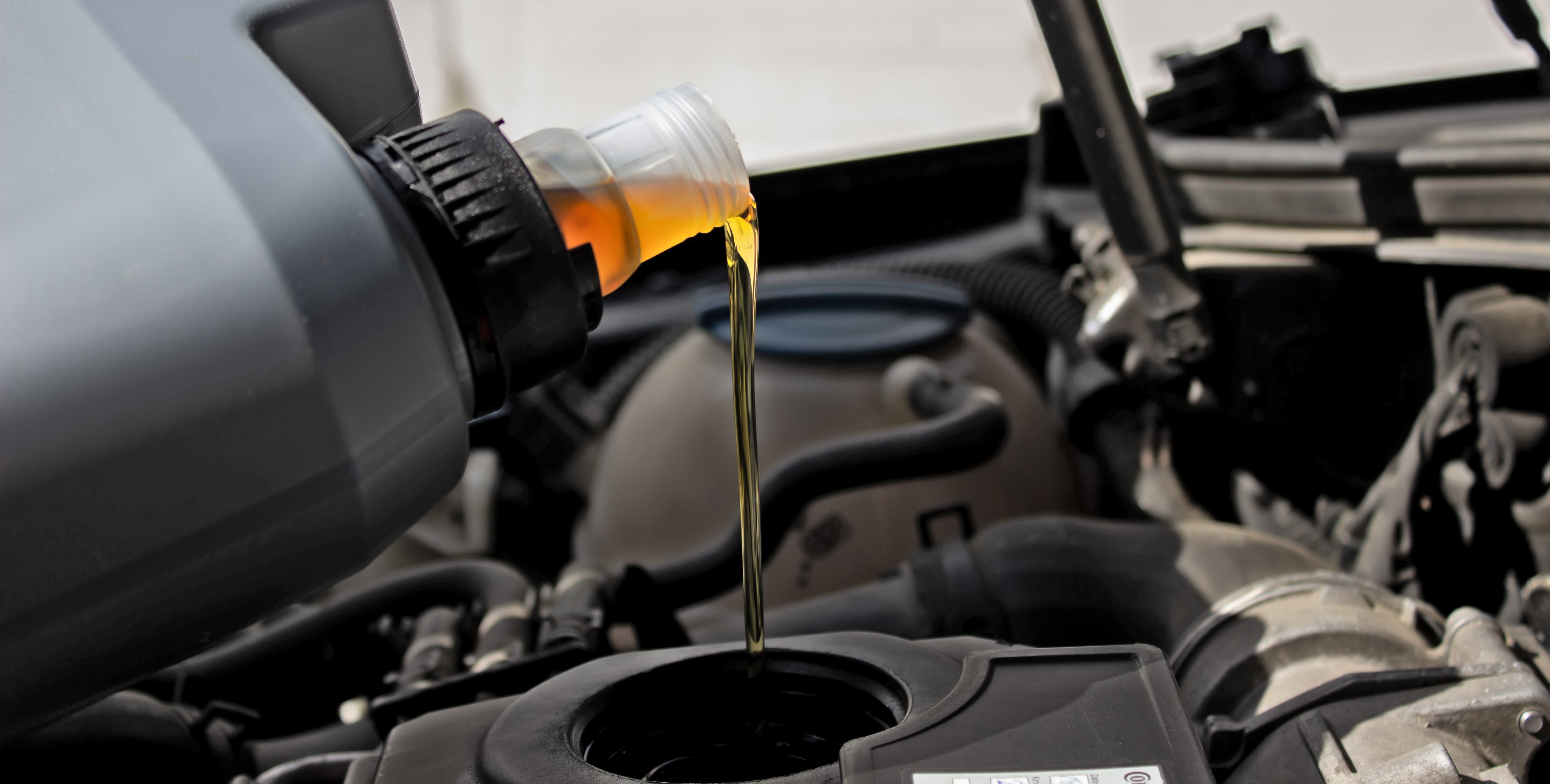 Servisná poradňa Autobazar.EU. Naliali by ste do olejovej nádrže niečo iné ako motorový olej?