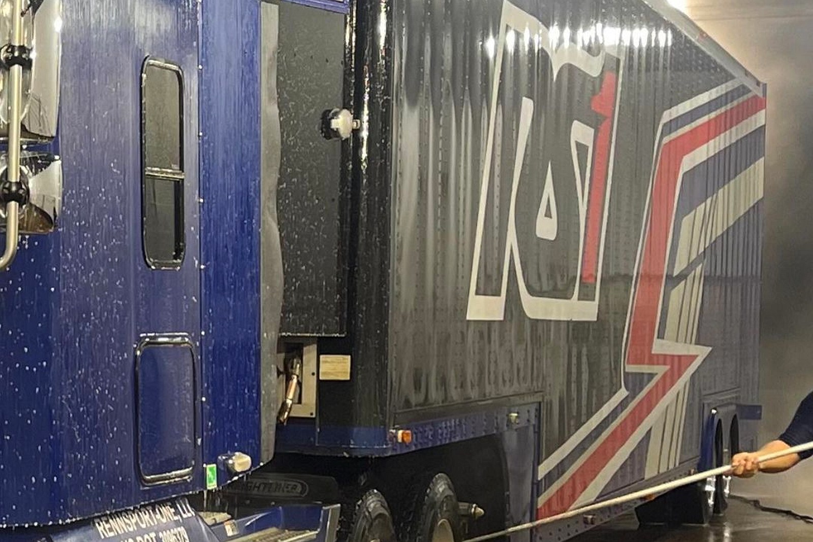 Zlodeji išli na istotu. Ukradli kamión s luxusným tovarom a môžu oslavovať krádež storočia. Zo stráženého parkoviska zmizol kamión prevážajúci špičkové závodné vozidilá značky Porsche! 