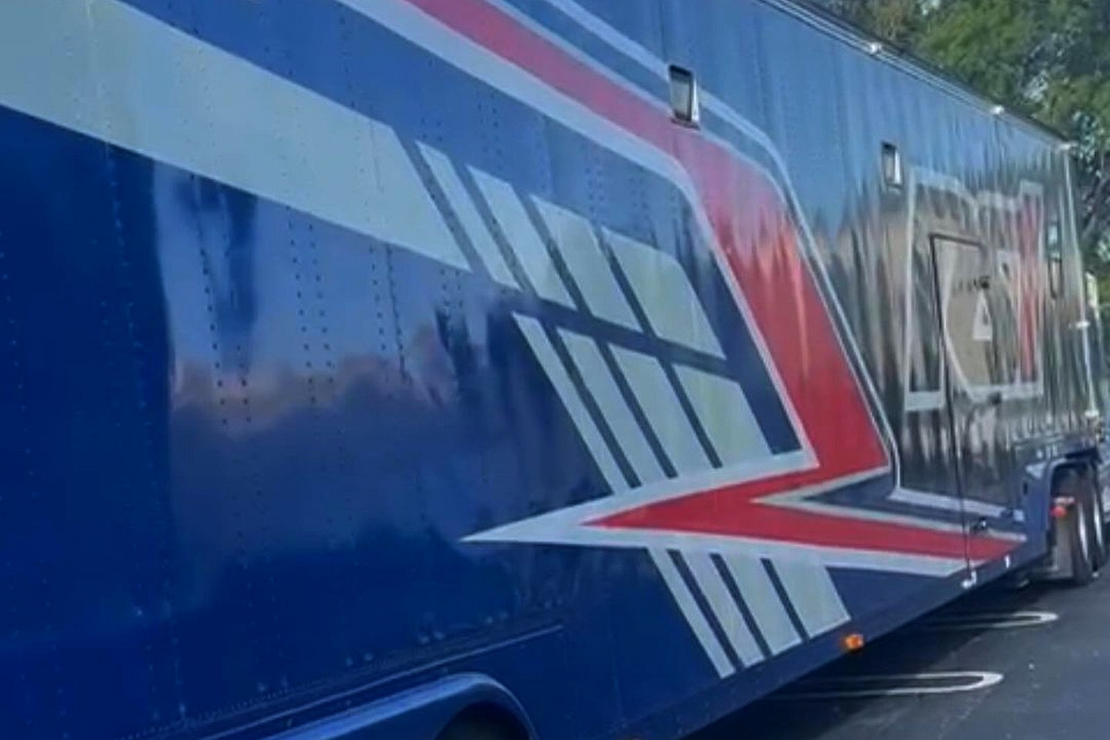 Zo stráženého parkoviska zmizol kamión prevážajúci špičkové závodné vozidilá značky Porsche. Zlodeji ukradli luxusný tovar v hodnote viac ako 1 400 000 eur! 