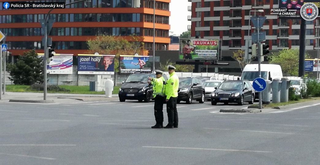 Riadenie križovatky policajtom