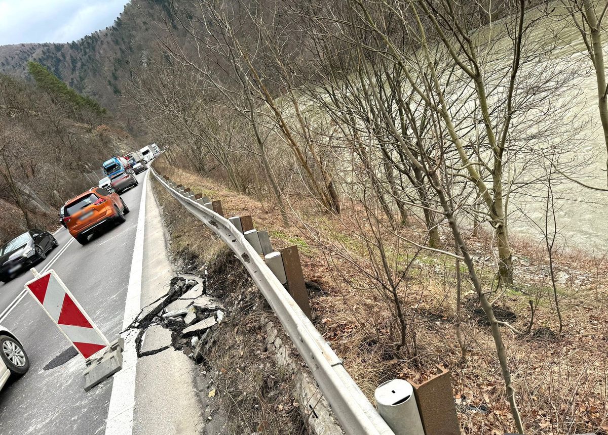 Kolóny a kritická situácia z hľadiska bezpečnosti. Hlavné dôvody nutných prác v úseku Strečno - Dubná skala. 