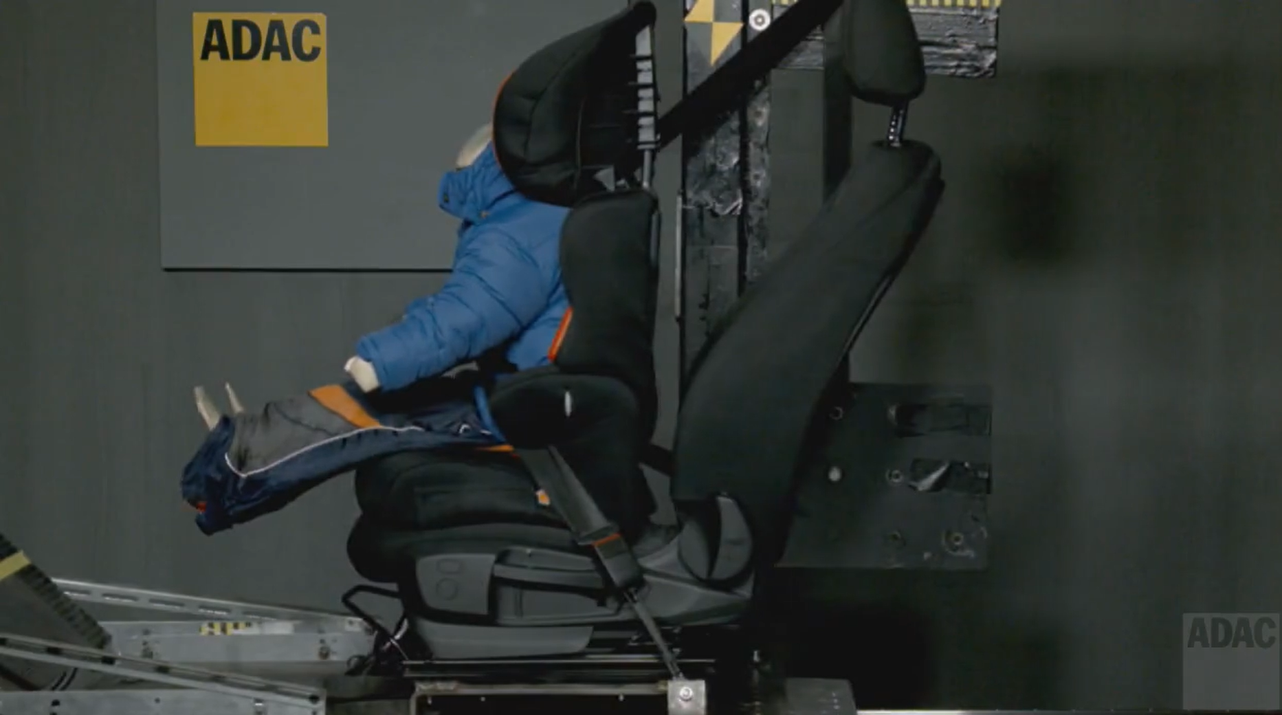 ADAC / Bezpečnostný nárazový test s dieťaťom v zimnej bunde 