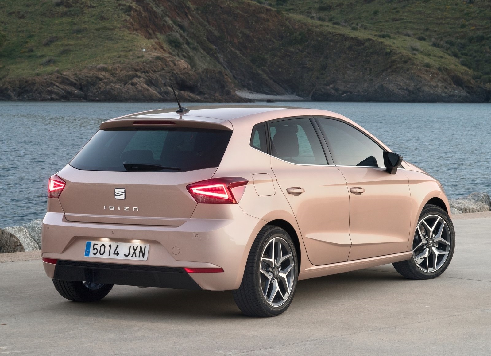 Seat Ibiza 2017 - zaujímavejšie parametre ako ponúka Škoda Fabia - za lepšiu cenu.