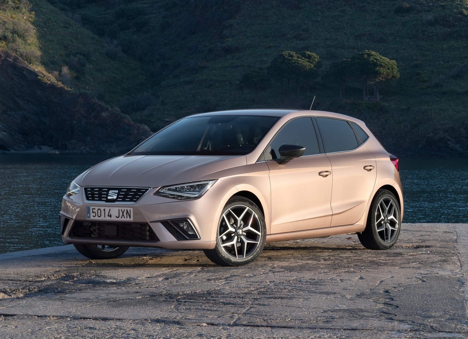Seat Ibiza 2017 - zaujímavejšie parametre ako ponúka Škoda Fabia - za lepšiu cenu.
