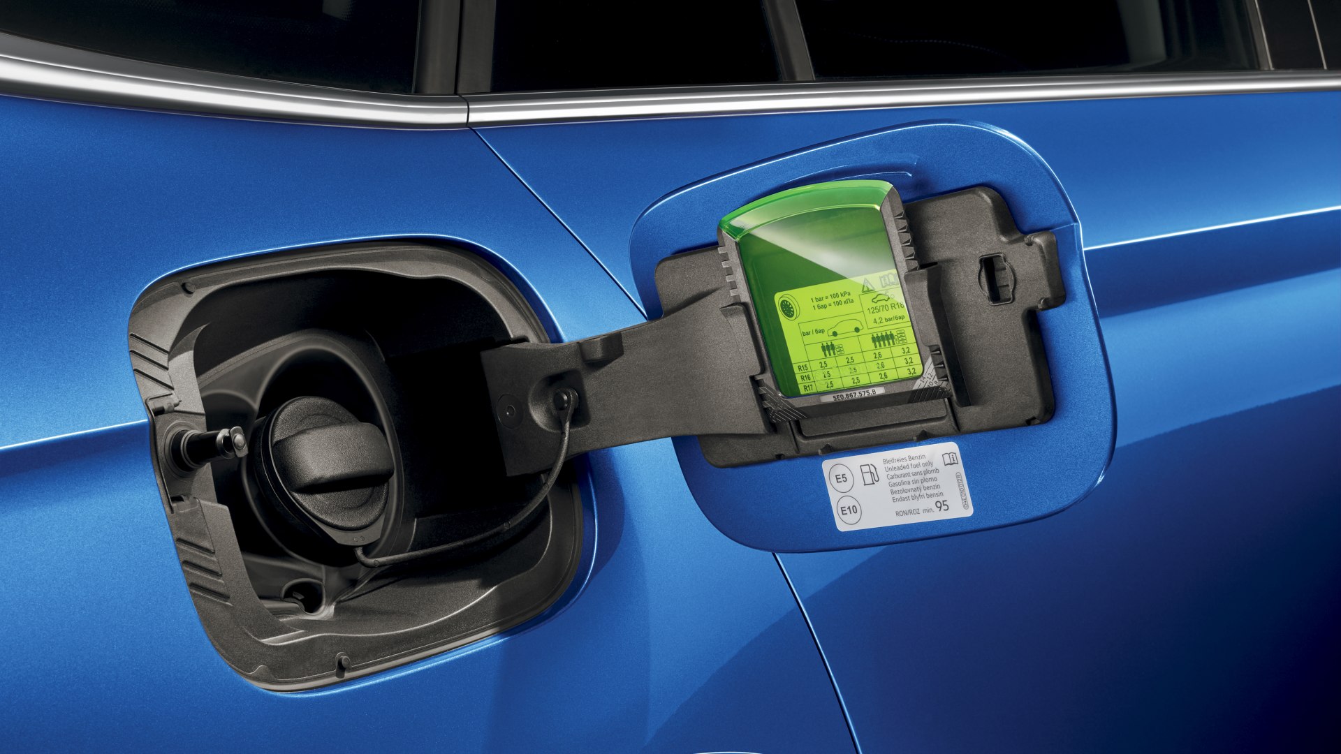 Praktická škrabka na ľad vo viečku palivovej nádrže s meradlom hĺbky dezénu.