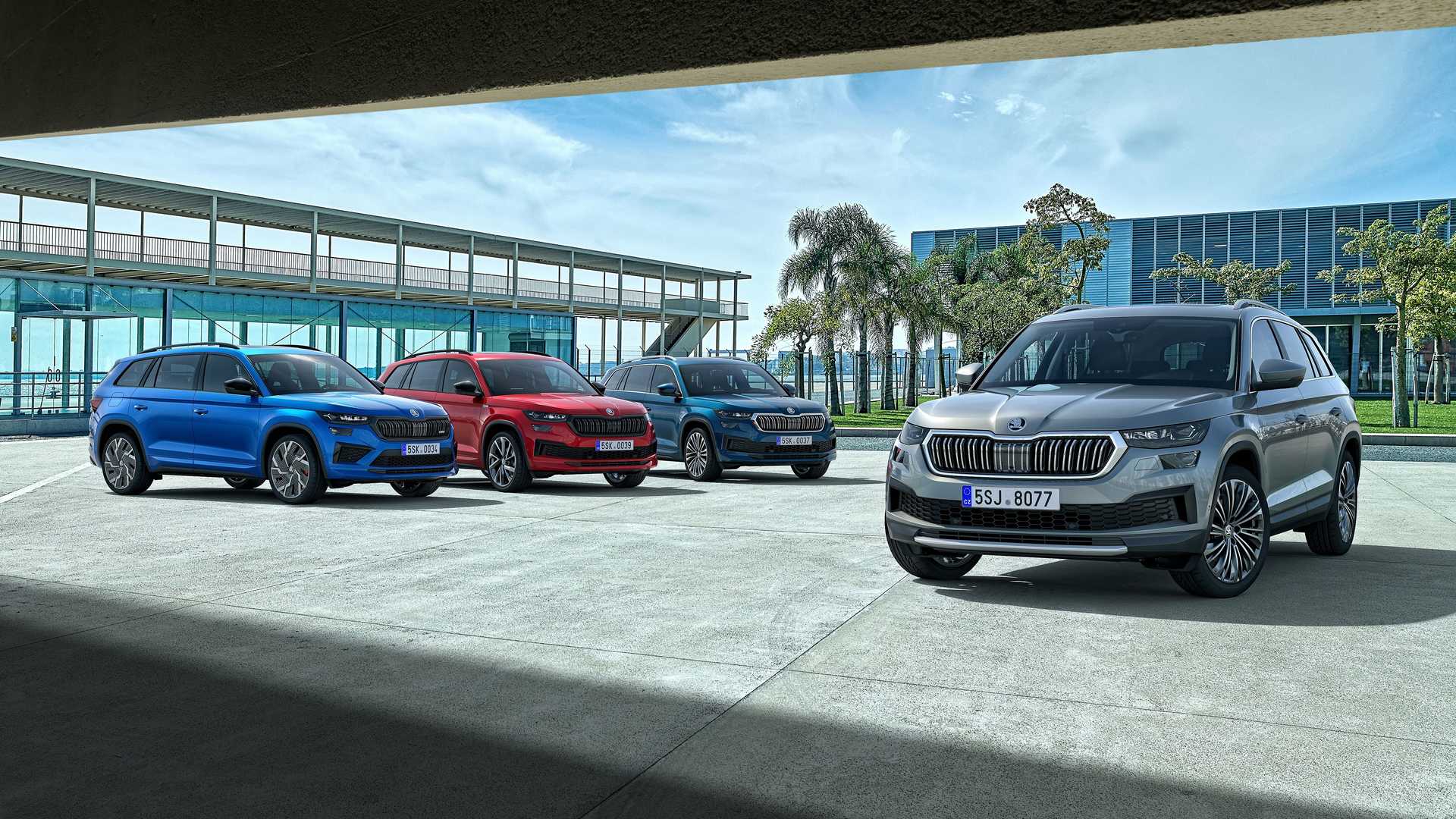 Škoda Kodiaq sa na svet pozerá novými očami, facelift prináša aj benzínové RS