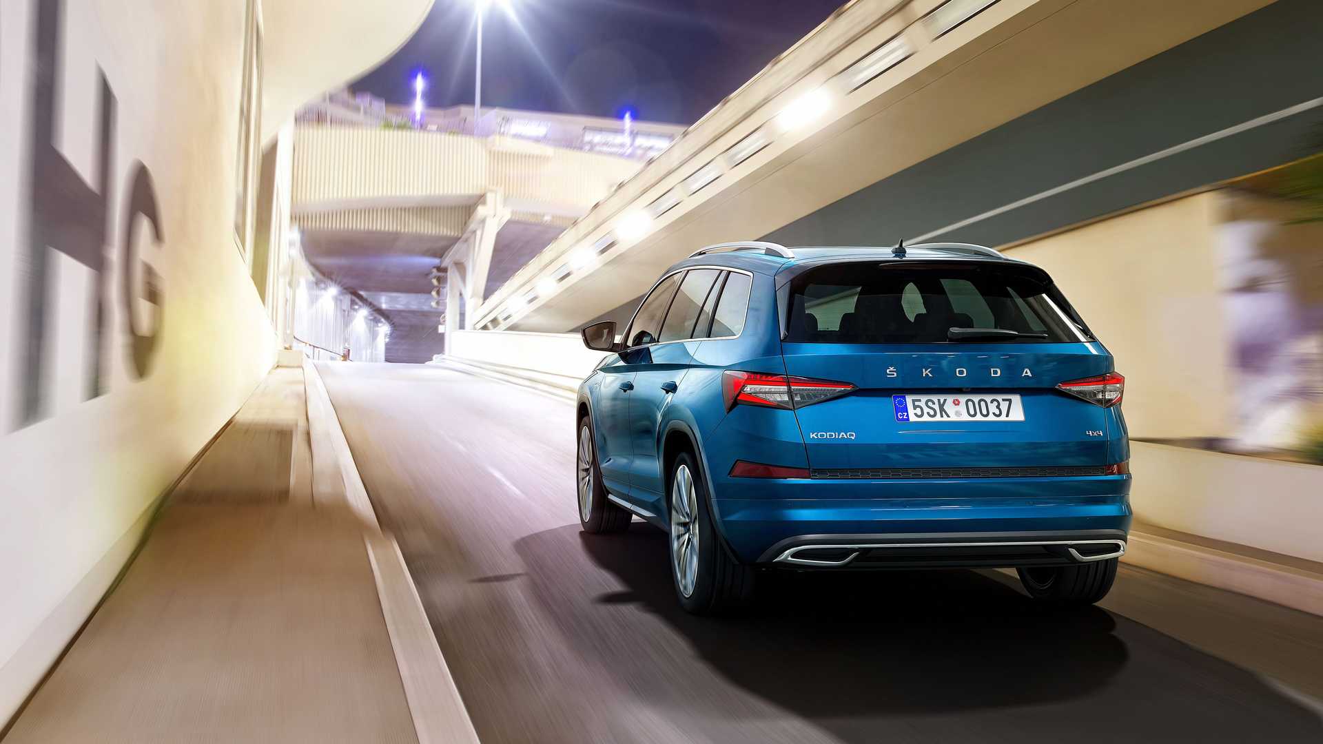 Škoda Kodiaq sa na svet pozerá novými očami, facelift prináša aj benzínové RS