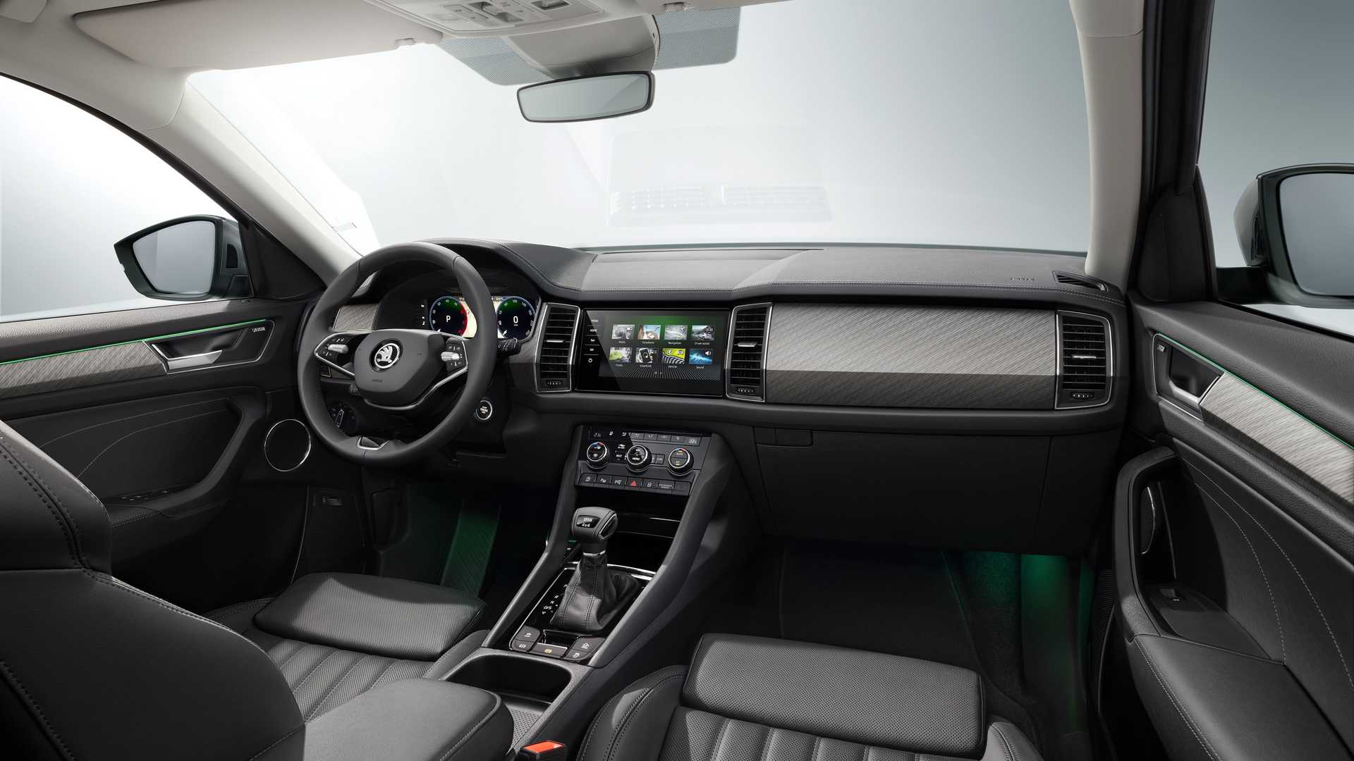 Škoda Kodiaq sa na svet pozerá novými očami, facelift prináša aj benzínové RS
