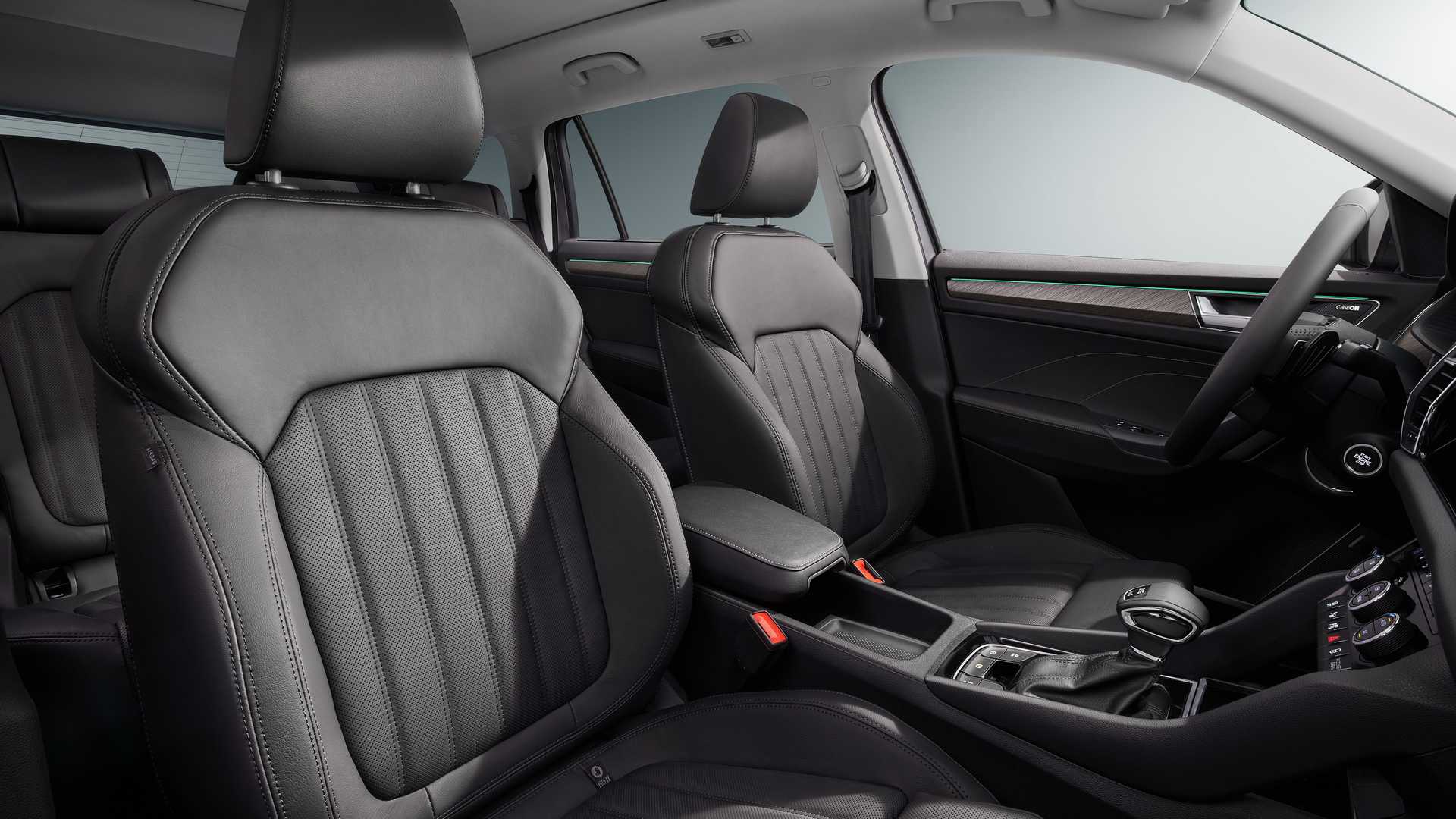 Škoda Kodiaq sa na svet pozerá novými očami, facelift prináša aj benzínové RS