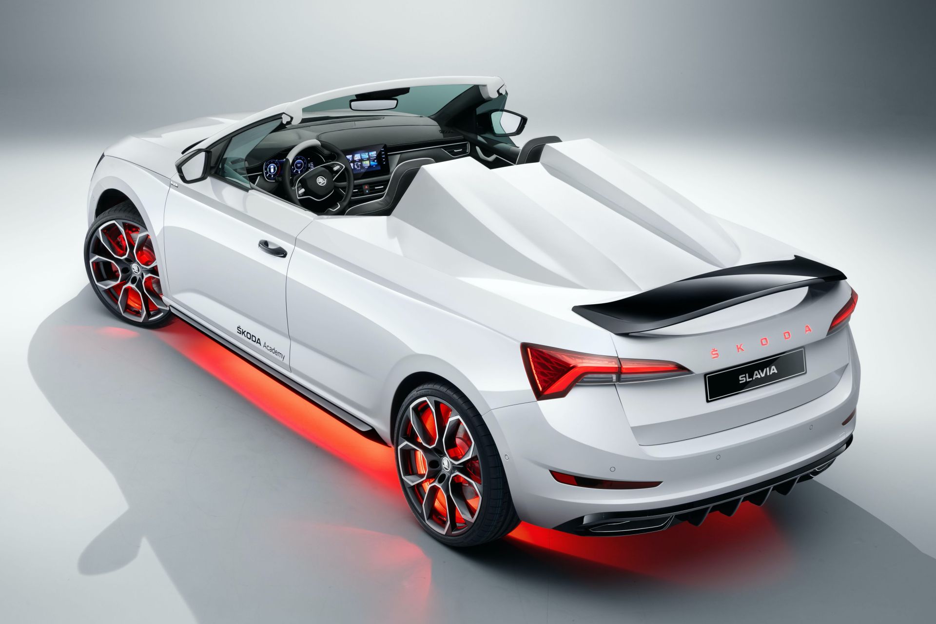 Škoda Slavia pred časom predstavila rovnomenný model Škoda Slavia. Tento roadster neplánoval produkčnú výrobu a vznikol ako projekt práce študentov.