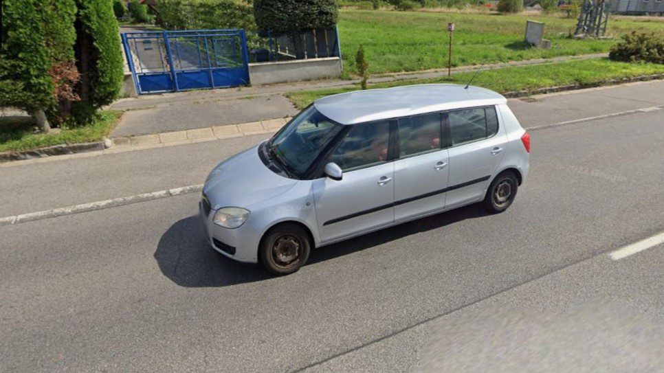 Škandalózne modely áut sú často príjemným spestrením výstav a veľtrhov. Z času na čas sa nejaký skvost objaví v premávke. Takým prípadom je 7-dverová Fabia zachytená na Google mapách v Žitavanoch.
