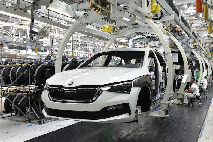 Škoda Enyaq iV - ŠKODA AUTO 2021: Proces montáže + výroba modelov Octavia, Superb, Kodiaq, Enyaq, Fabia, Karoq, Kamiq, Scala - Zamestnanci a  roboty vyrábajúce autá Škoda.
