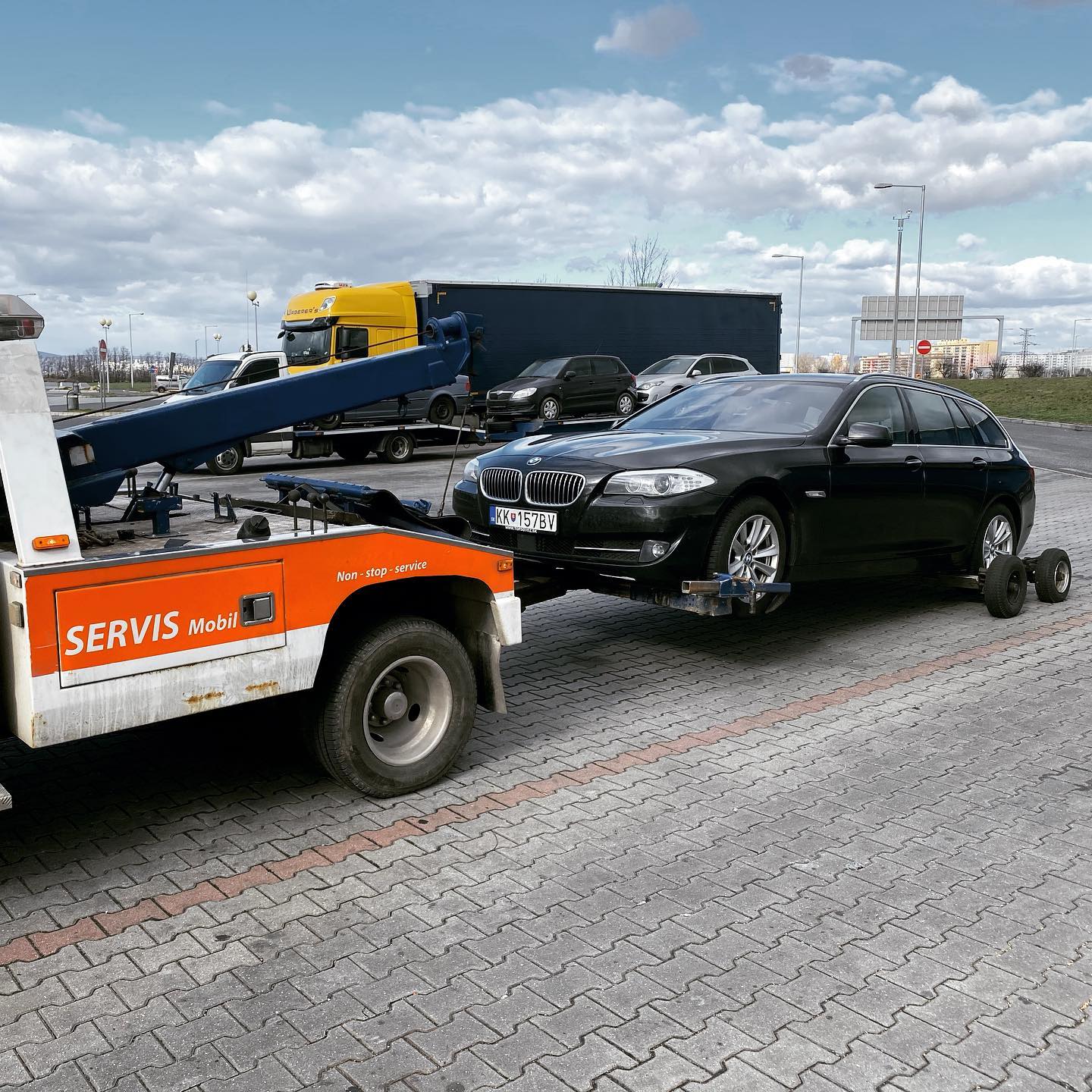 Nie každý Slovák si vyberie na prepravu auta tradičné spôsoby prepravy áut cez hranice. 