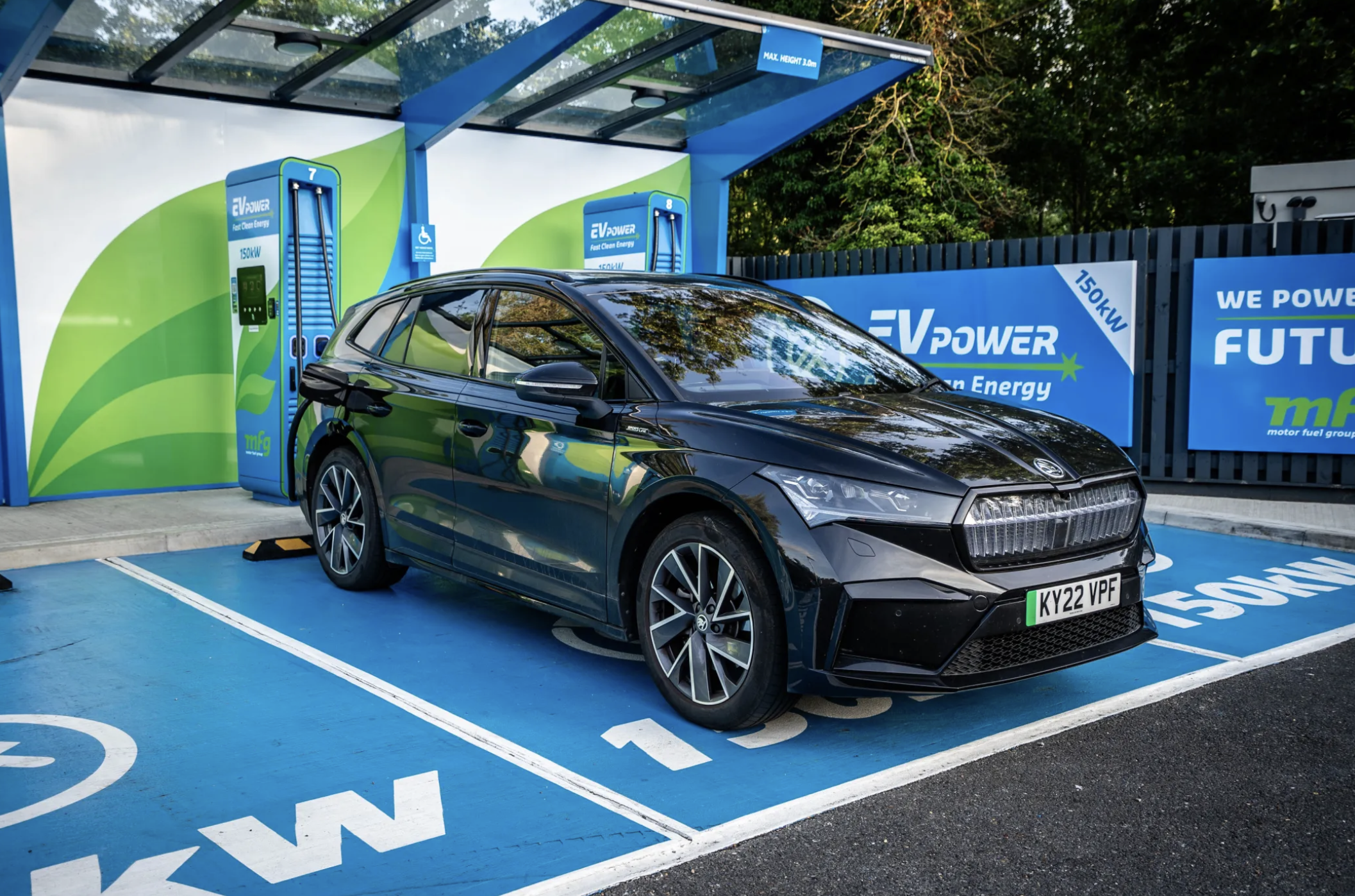 Život s elektromobilom bez domu a garáže, takáto je realita!