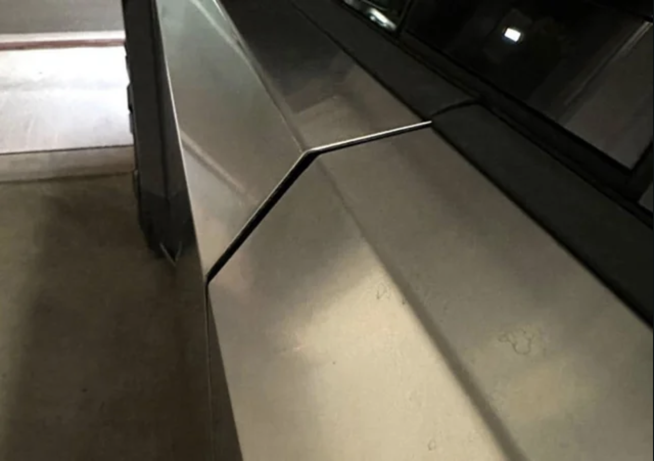 Tesla Cybertruck naživo, opäť mizerná kvalita, nelícujúce diely!