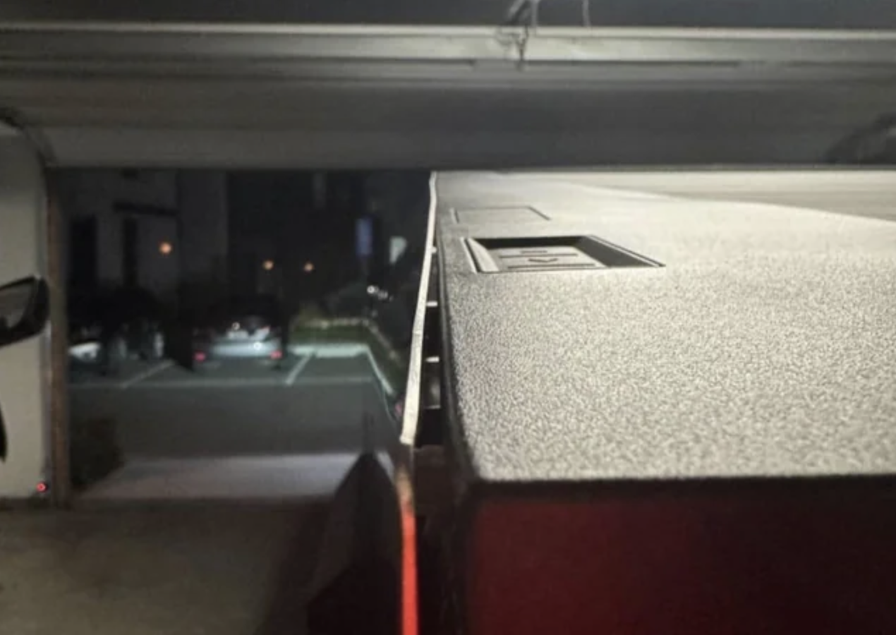 Tesla Cybertruck naživo, opäť mizerná kvalita, nelícujúce diely!