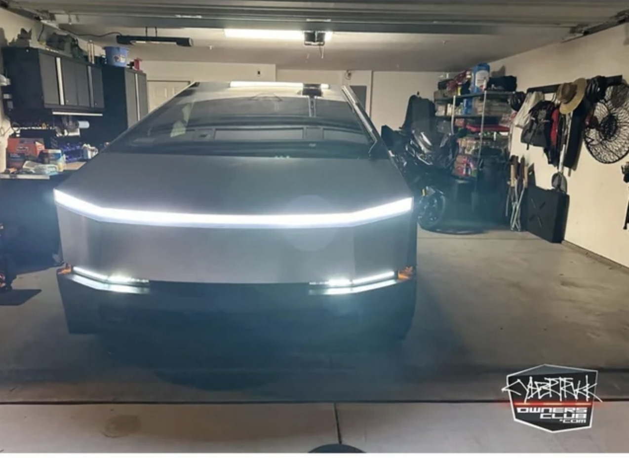 Tesla Cybertruck naživo, opäť mizerná kvalita, nelícujúce diely!