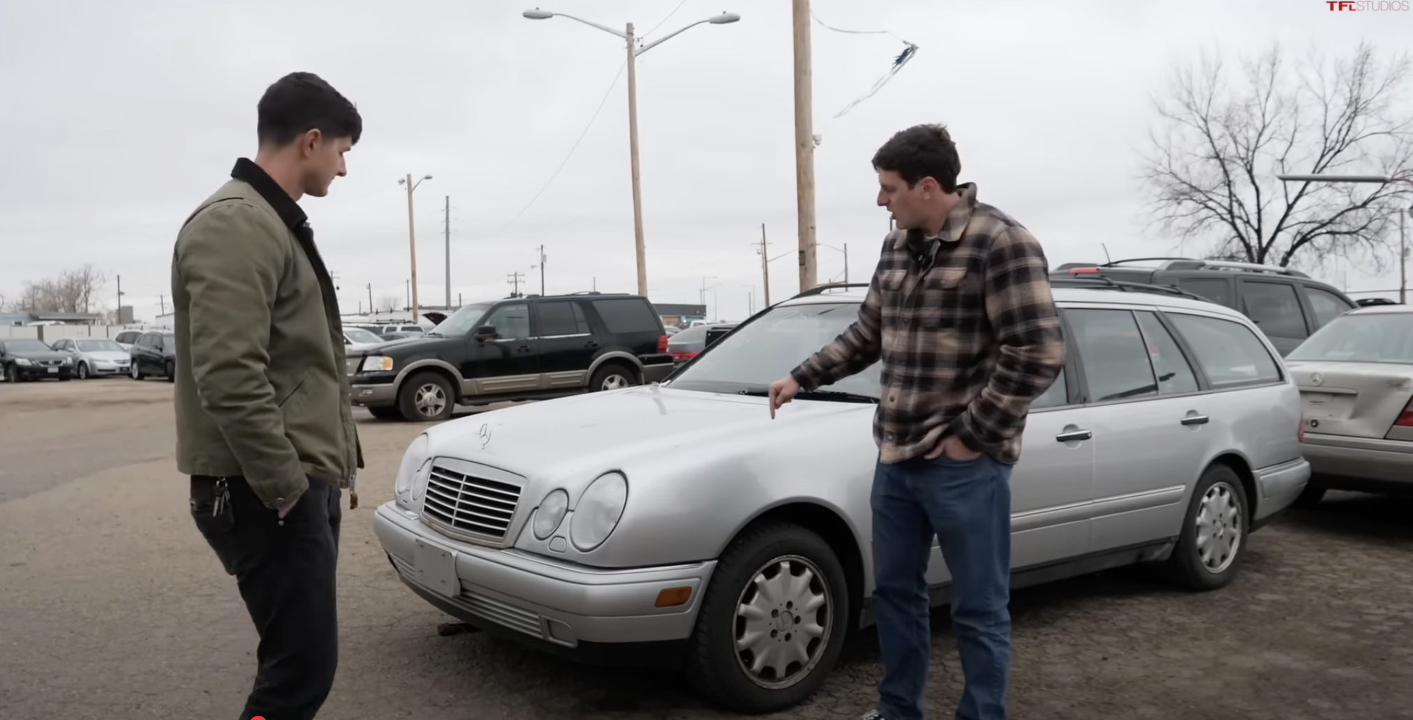 Kúpili Mercedes s 870-tisíc km za 850€. 27-ročný kúsok aj dnes šokuje výbavou a spoľahlivosťou