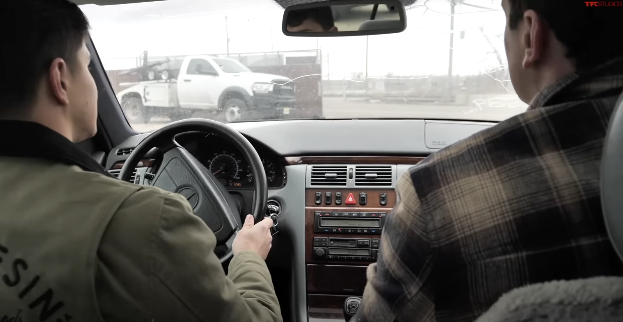 Kúpili Mercedes s 870-tisíc km za 850€. 27-ročný kúsok aj dnes šokuje výbavou a spoľahlivosťou