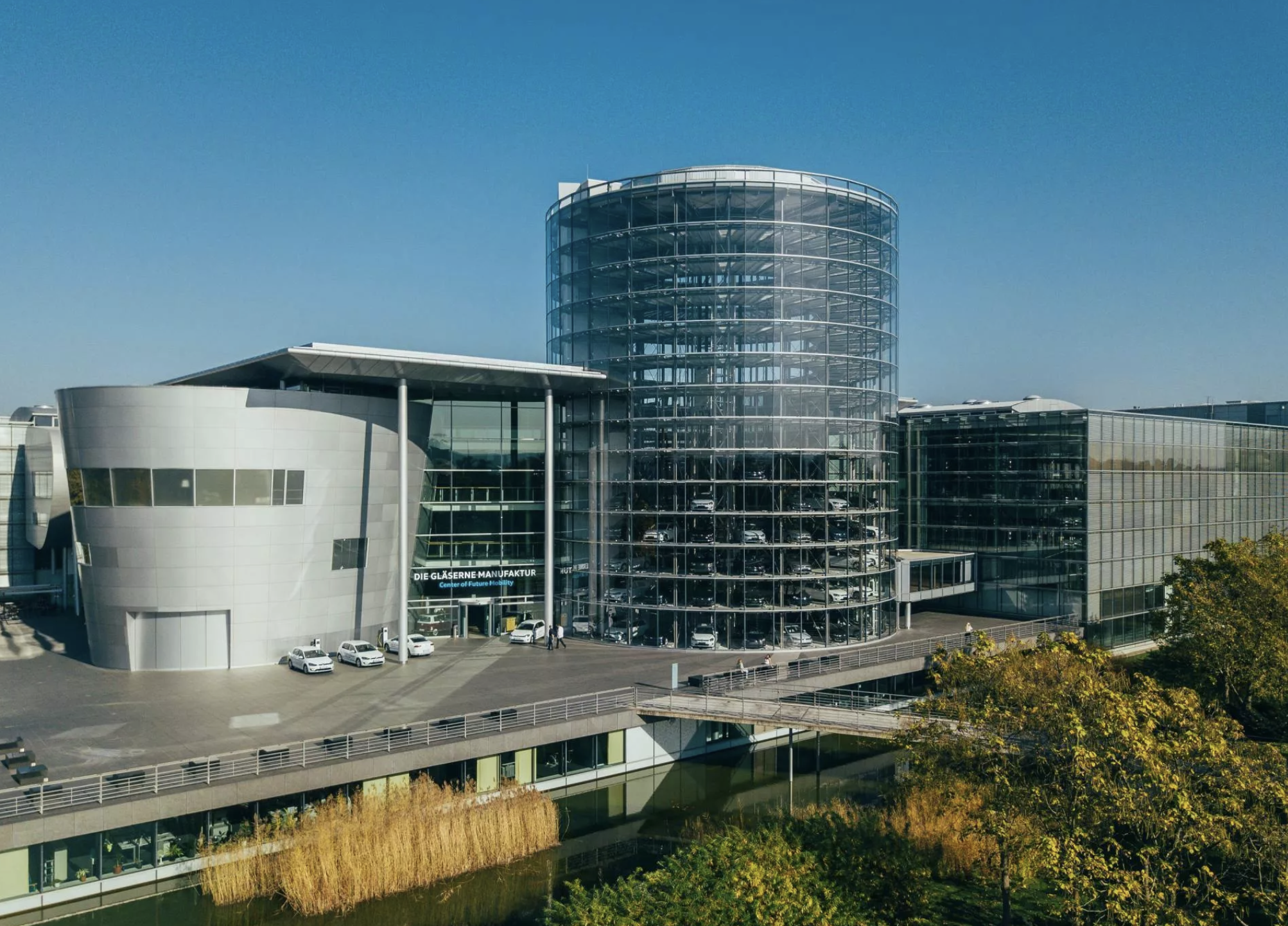 Výroba VW v Drážďanoch končí, zamestnancom ponúka 30 000 €, mnohí však nesúhlasia