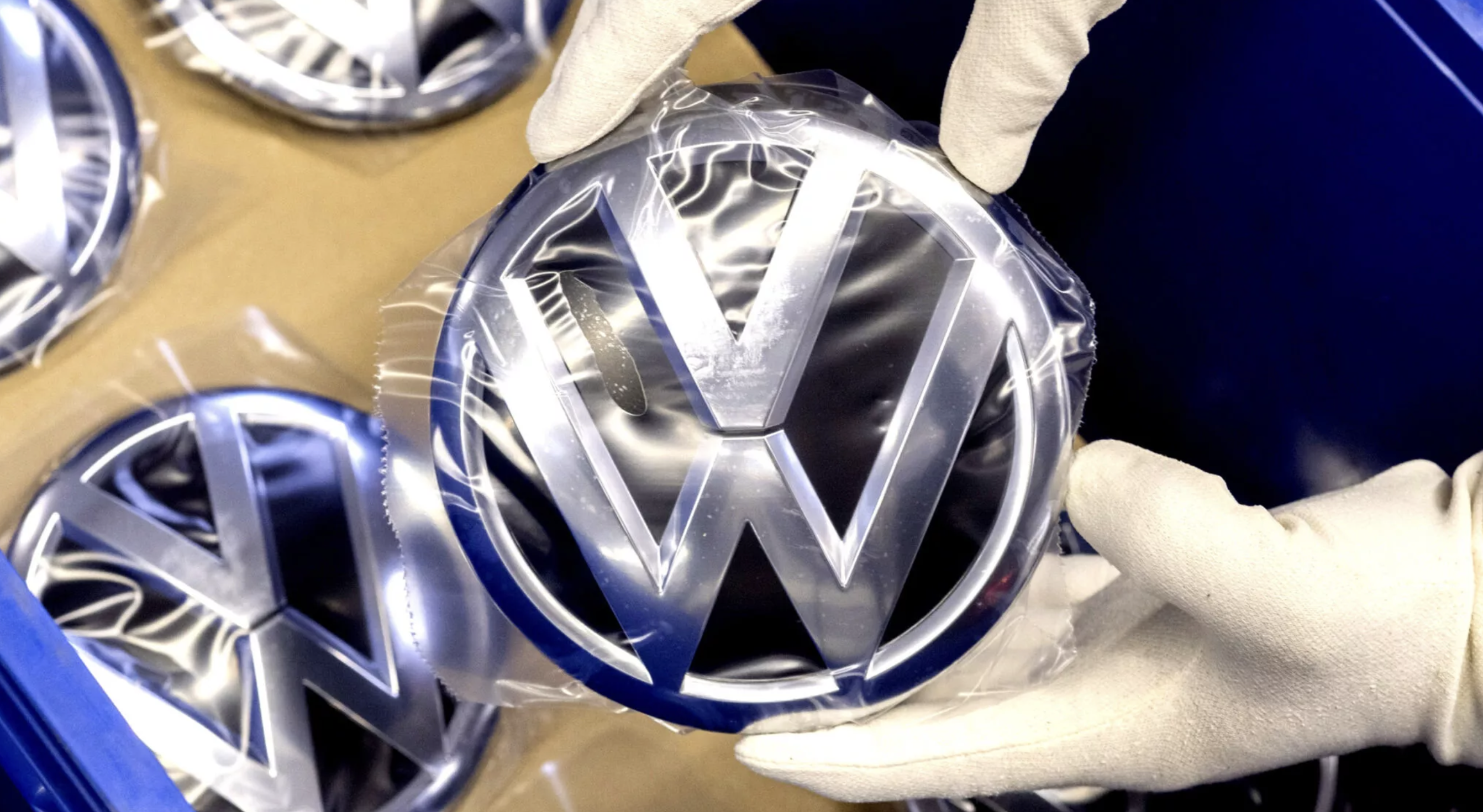 Výroba VW v Drážďanoch končí, zamestnancom ponúka 30 000 €, mnohí však nesúhlasia