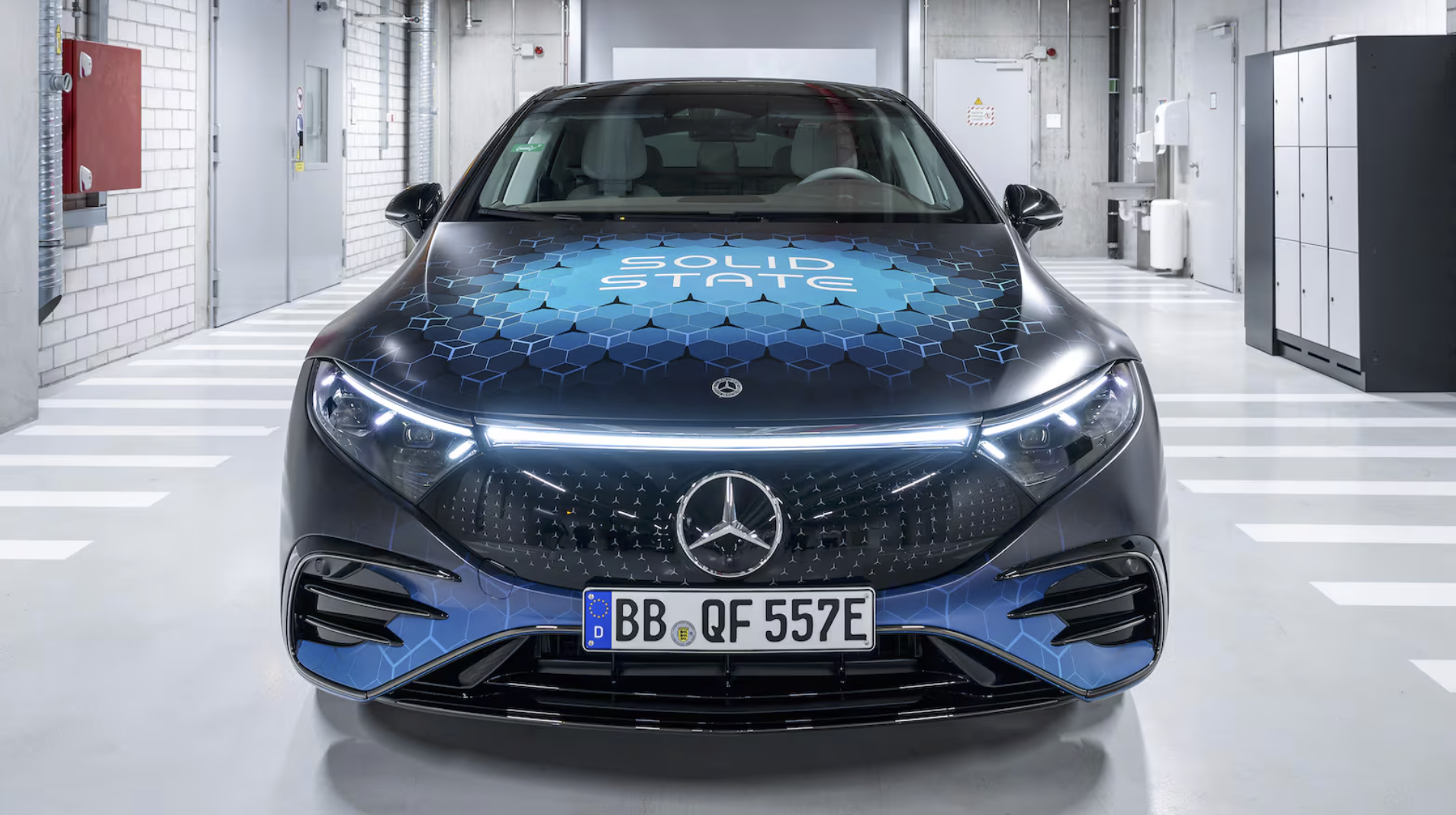 Mercedes-Benz. Model EQS od Mercedesu je v predaji už dnes, tento experimentálny exemplár so solid state batériou dokazuje možnosť použitia novej generácie akumulátorov aj v súčasných autách