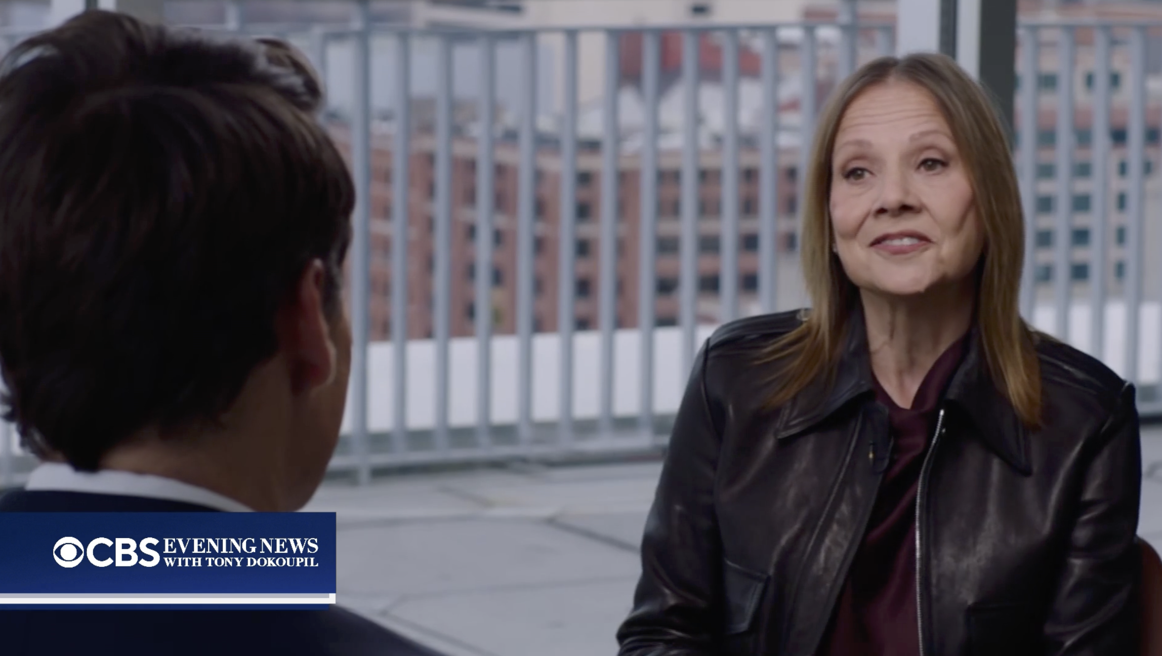 REPROFOTO CBS. Generálna riaditeľka General Motors MARY BARRA v rozhovore pre stanicu CBS spred dvoch týždňov. S moderátorom Tonym Dokoupilom sa rozprávala aj o budúcnosti elektrických áut a spomaľujúcich predajoch BEV v Spojených štátoch.