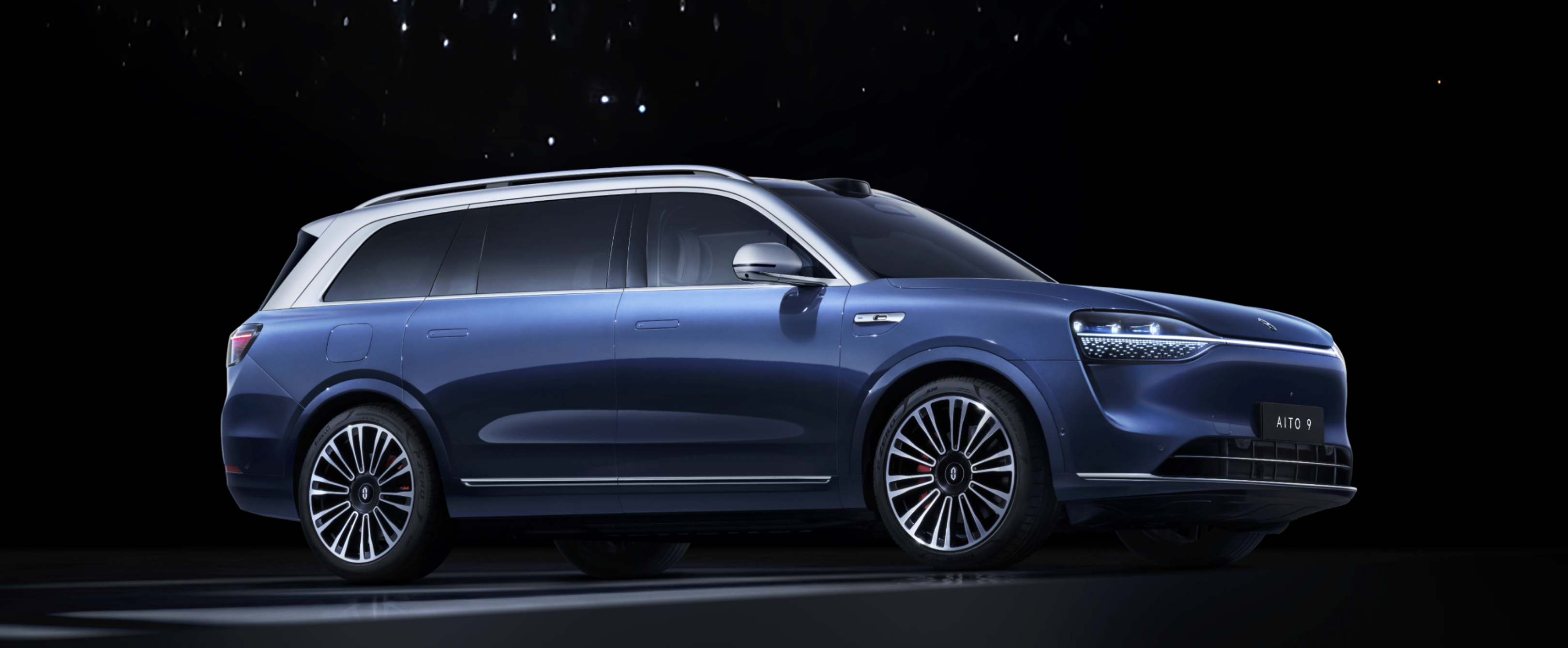 AITO. AITO 9 je vskutku veľké SUV: Má dĺžku až 5 230 mm, šírku 1 999 mm a rázvor náprav nadštandardných 3 110 mm.