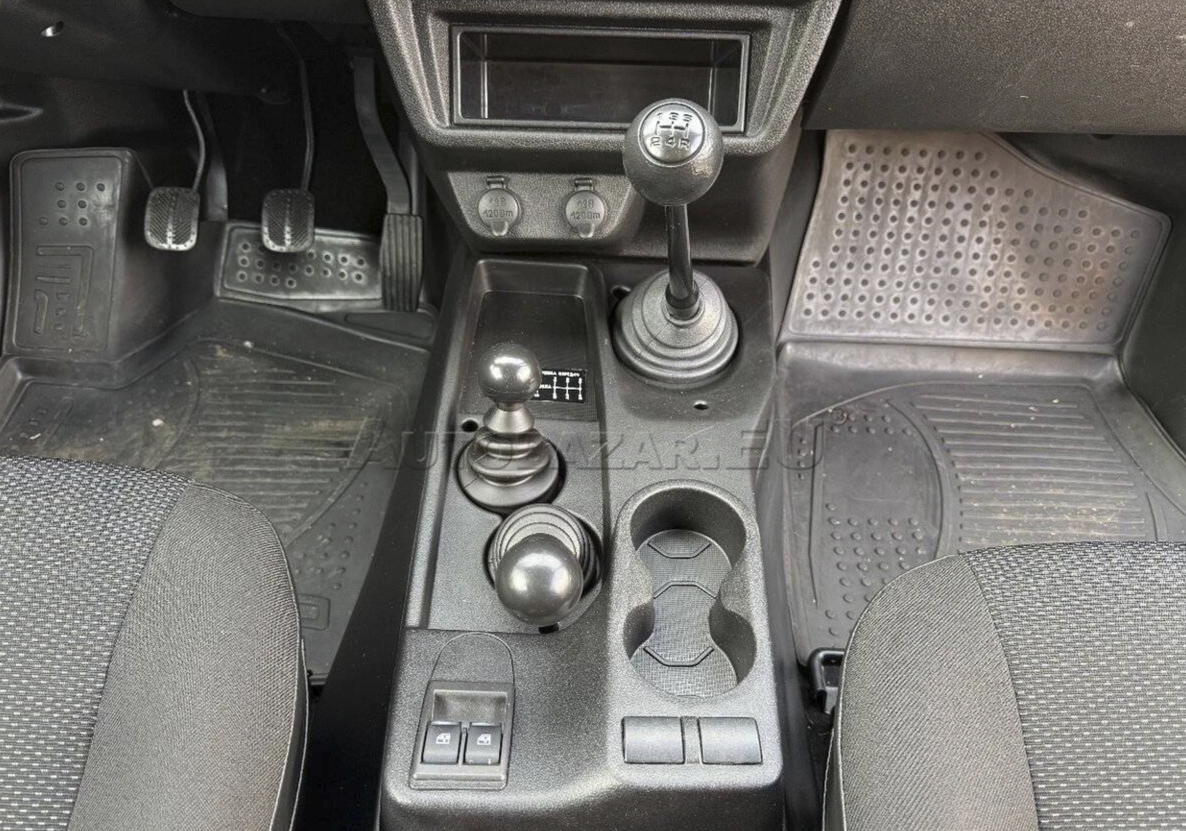 Inzercia Autobazar.EU. Manuálna prevodovka v Lada 4x4 inzerovanej na portáli Autobazar.EU