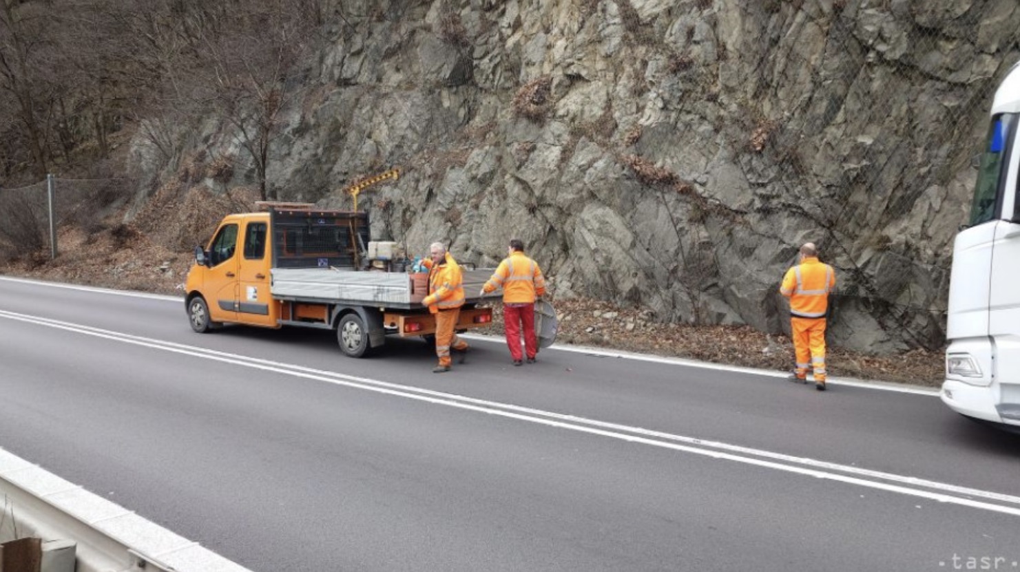 Uzávierka pod Strečnom (ilustračná fotografia).