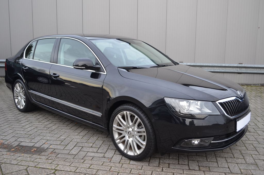 10 ročný Superb s nájazdom len 14 000 km!