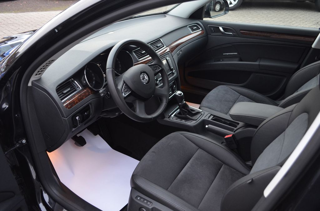 10 ročný Superb s nájazdom len 14 000 km!